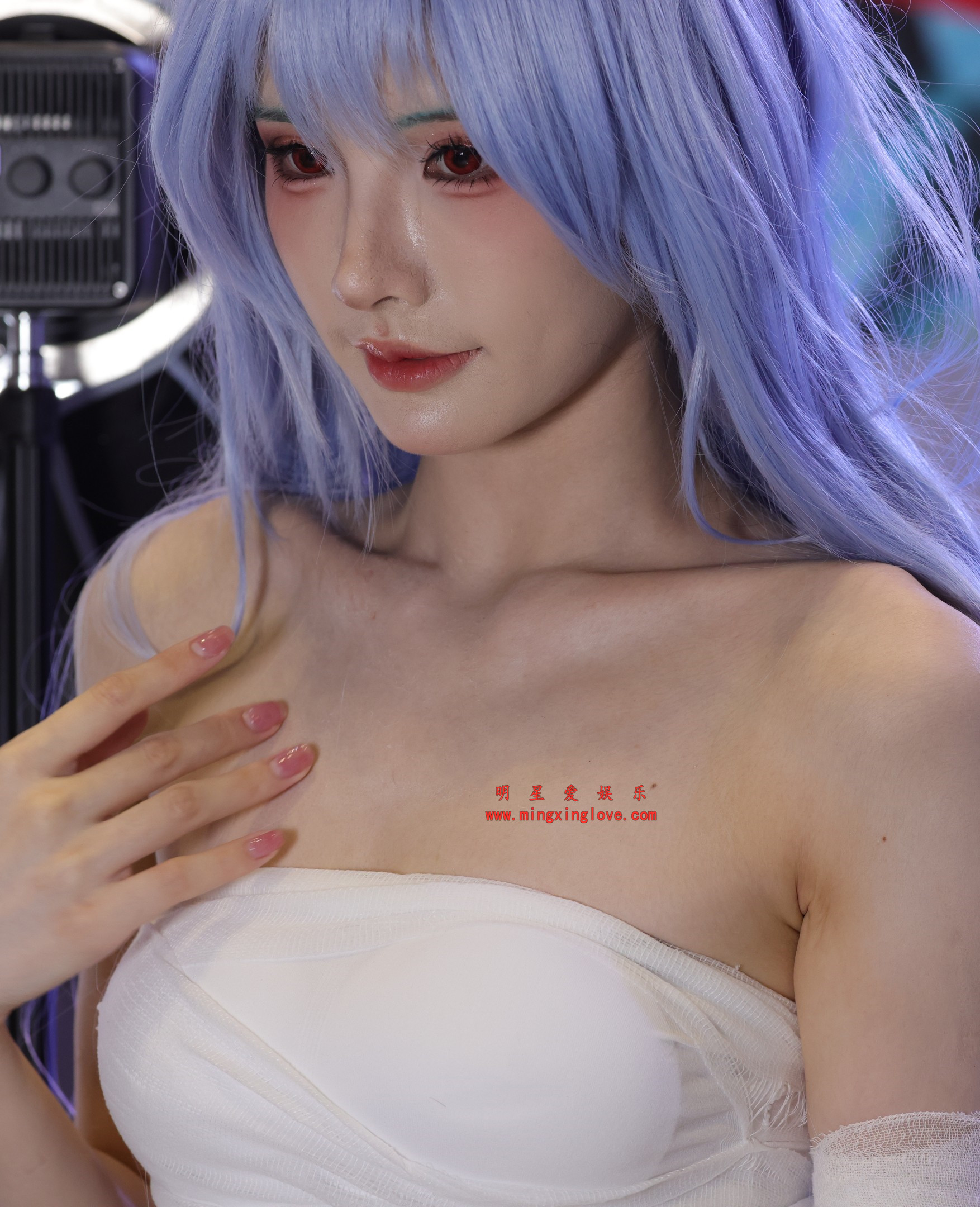 2026050601155548 抖音百万粉丝网红橙子喵酱漫展拍摄花絮照片,大尺度抹胸露背超短裙、美腿光脚特写,放大可看清肌肤纹理,高清8K分辨率原图无修生图下载