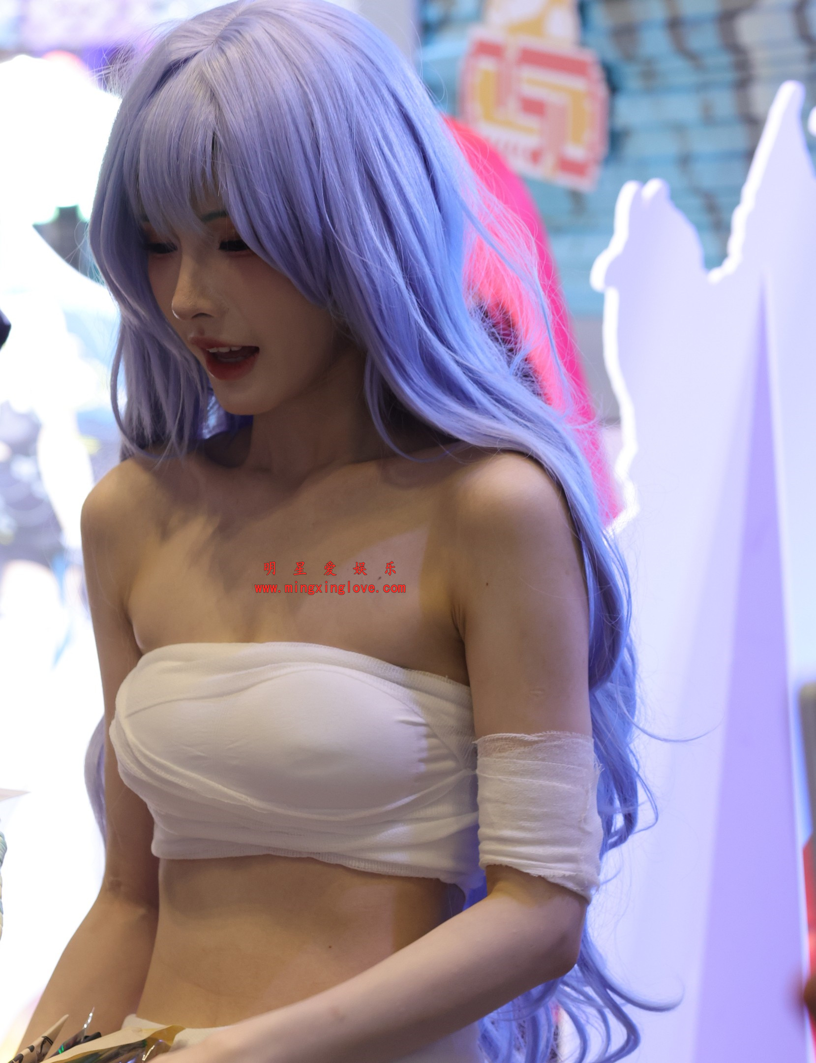 2026050601155926 抖音百万粉丝网红橙子喵酱漫展拍摄花絮照片,大尺度抹胸露背超短裙、美腿光脚特写,放大可看清肌肤纹理,高清8K分辨率原图无修生图下载