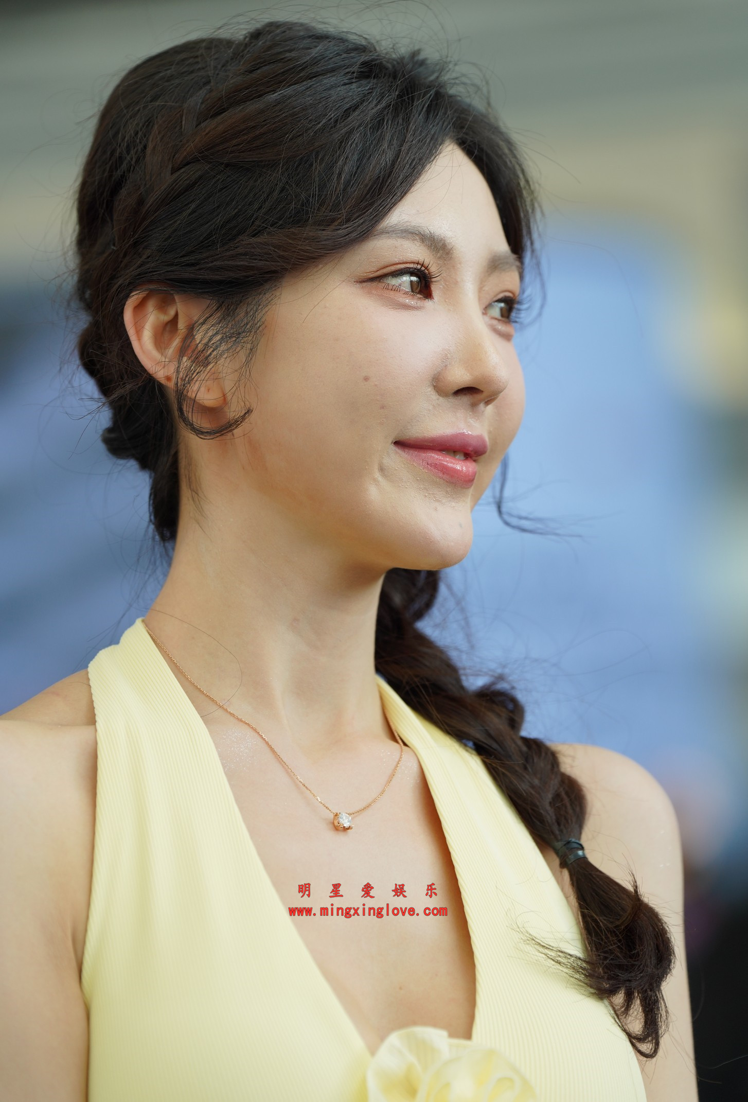 2026051701004342 百万粉丝网红车模小雪花外拍写真拍摄花絮照片,大尺度露胸、露背超短裙,美腿光脚露背特写,放大可看清肌肤纹理,高清8K分辨率原图无修生图下载
