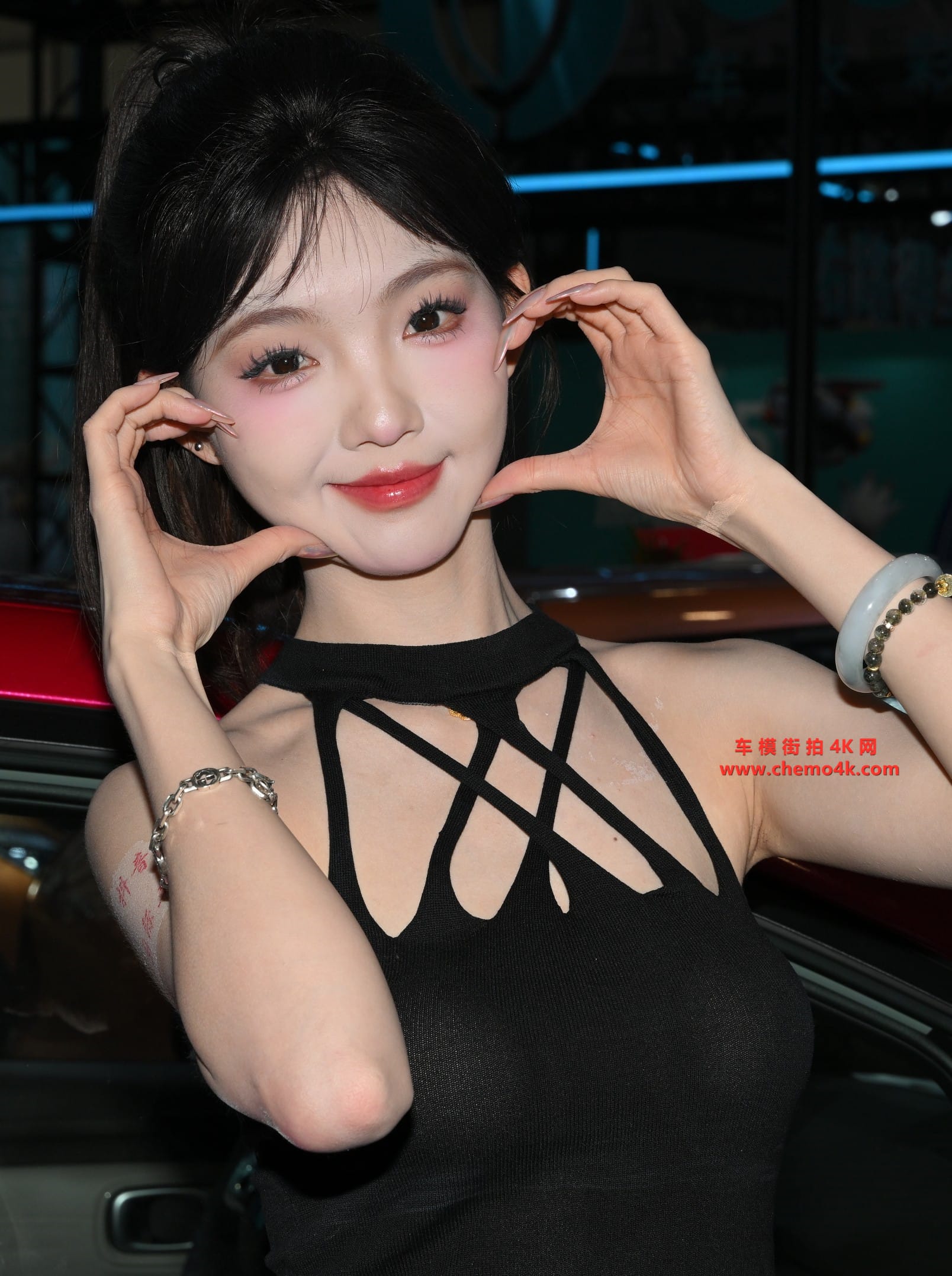 抖音网红车模小面包车展拍摄花絮照片,性感超短裙美腿、光脚,放大可看清肌肤纹理,高清8K分辨率原图无修生图下载 抖音网红车模小面包车展拍摄花絮照片,性感超短裙美腿、光脚,放大可看清肌肤纹理,高清8K分辨率原图无修生图下载