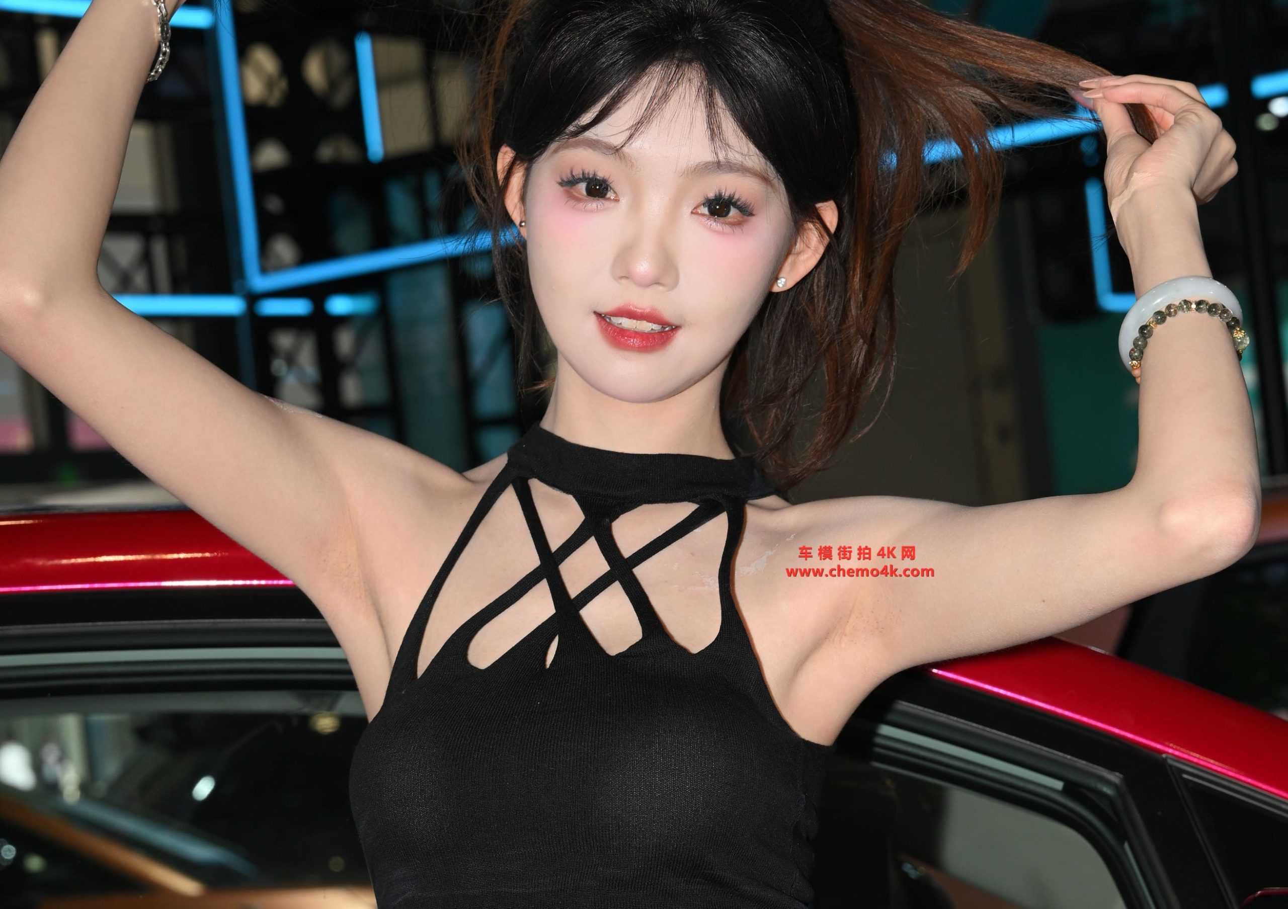 抖音网红车模小面包车展拍摄花絮照片,性感超短裙美腿、光脚,放大可看清肌肤纹理,高清8K分辨率原图无修生图下载 抖音网红车模小面包车展拍摄花絮照片,性感超短裙美腿、光脚,放大可看清肌肤纹理,高清8K分辨率原图无修生图下载