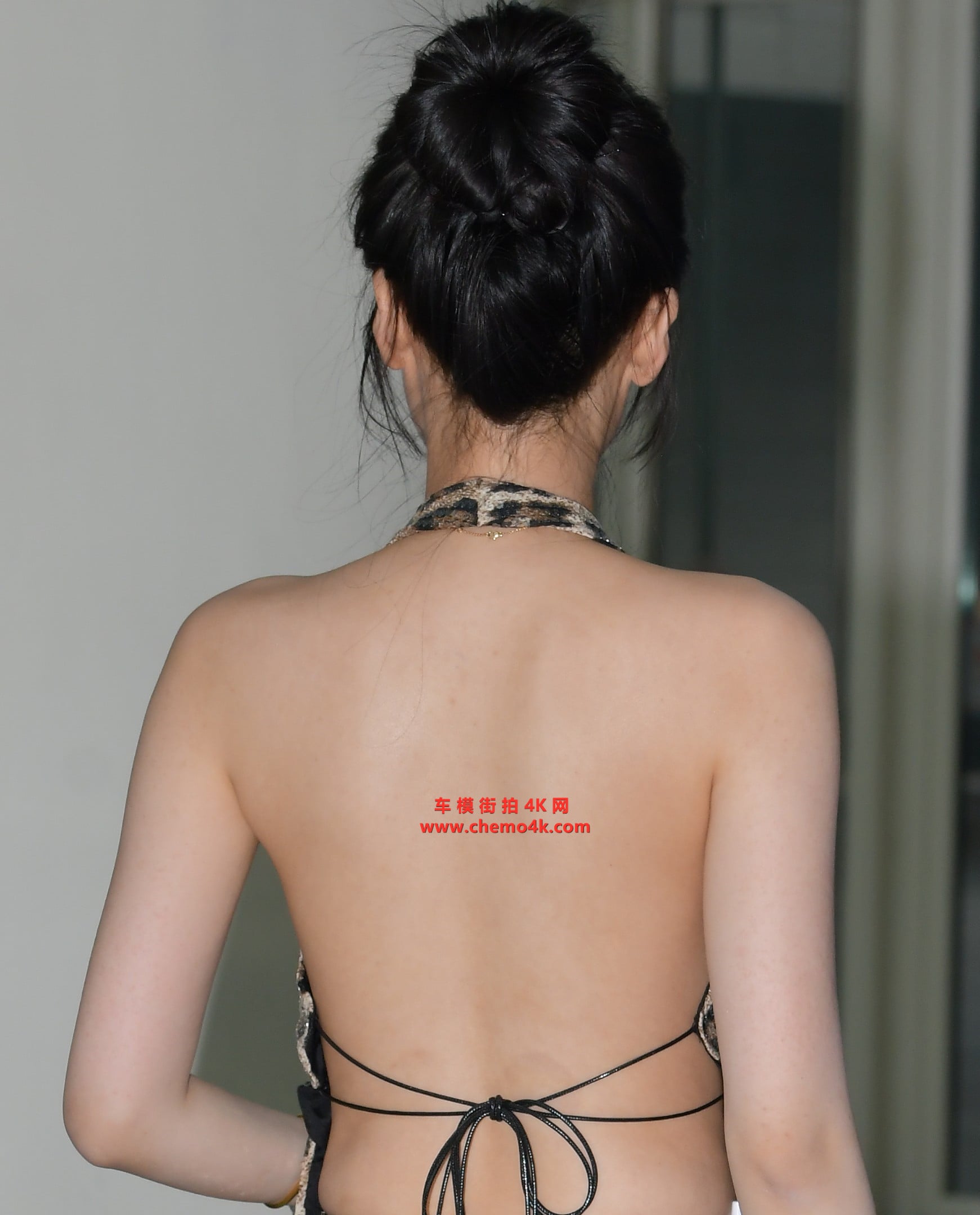 百万粉丝车模大瑞瑞外拍写真拍摄花絮照片,大尺度露背豹纹短裙、黑丝美腿,放大可看清肌肤纹理,高清8K分辨率原图无修生图下载 百万粉丝车模大瑞瑞外拍写真拍摄花絮照片,大尺度露背豹纹短裙、黑丝美腿,放大可看清肌肤纹理,高清8K分辨率原图无修生图下载