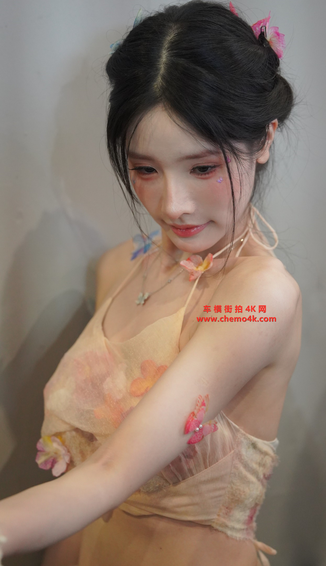 抖音百万粉丝网红橙子喵酱上海CP漫展拍摄花絮照片,性感吊带露胸、露背短裙,美腿光脚,放大可看清肌肤纹理,高清4K分辨率原图无修生图下载 抖音百万粉丝网红橙子喵酱上海CP漫展拍摄花絮照片,性感吊带露胸、露背短裙,美腿光脚,放大可看清肌肤纹理,高清4K分辨率原图无修生图下载