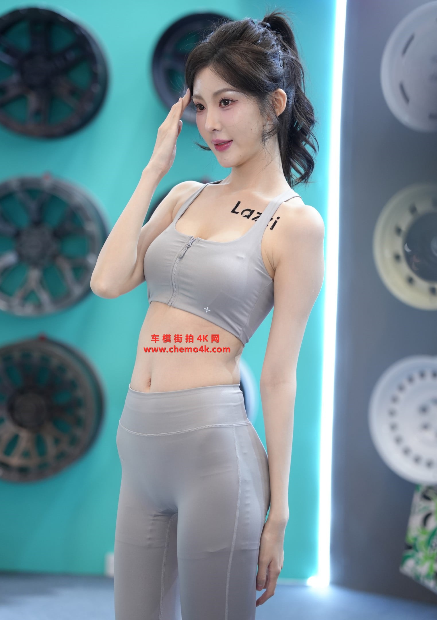 百万粉丝车模小雪花车展拍摄花絮照片,性感爆乳露胸紧身、美腿光脚,放大可看清肌肤纹理,高清4K分辨率原图无修生图下载(至尊) 百万粉丝车模小雪花车展拍摄花絮照片,性感爆乳露胸紧身、美腿光脚,放大可看清肌肤纹理,高清4K分辨率原图无修生图下载(至尊)