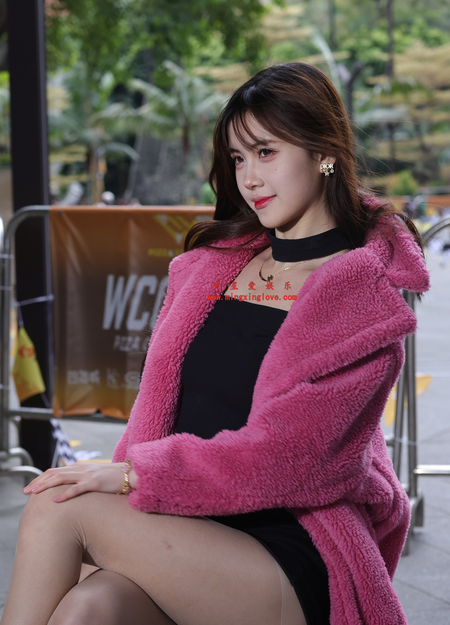 抖音百万粉丝网红车模克罗拉车展外拍花絮照片，大尺度超短裤、肉丝美腿光脚，放大可看清肌肤纹理，高清8K分辨率原图无修生图下载