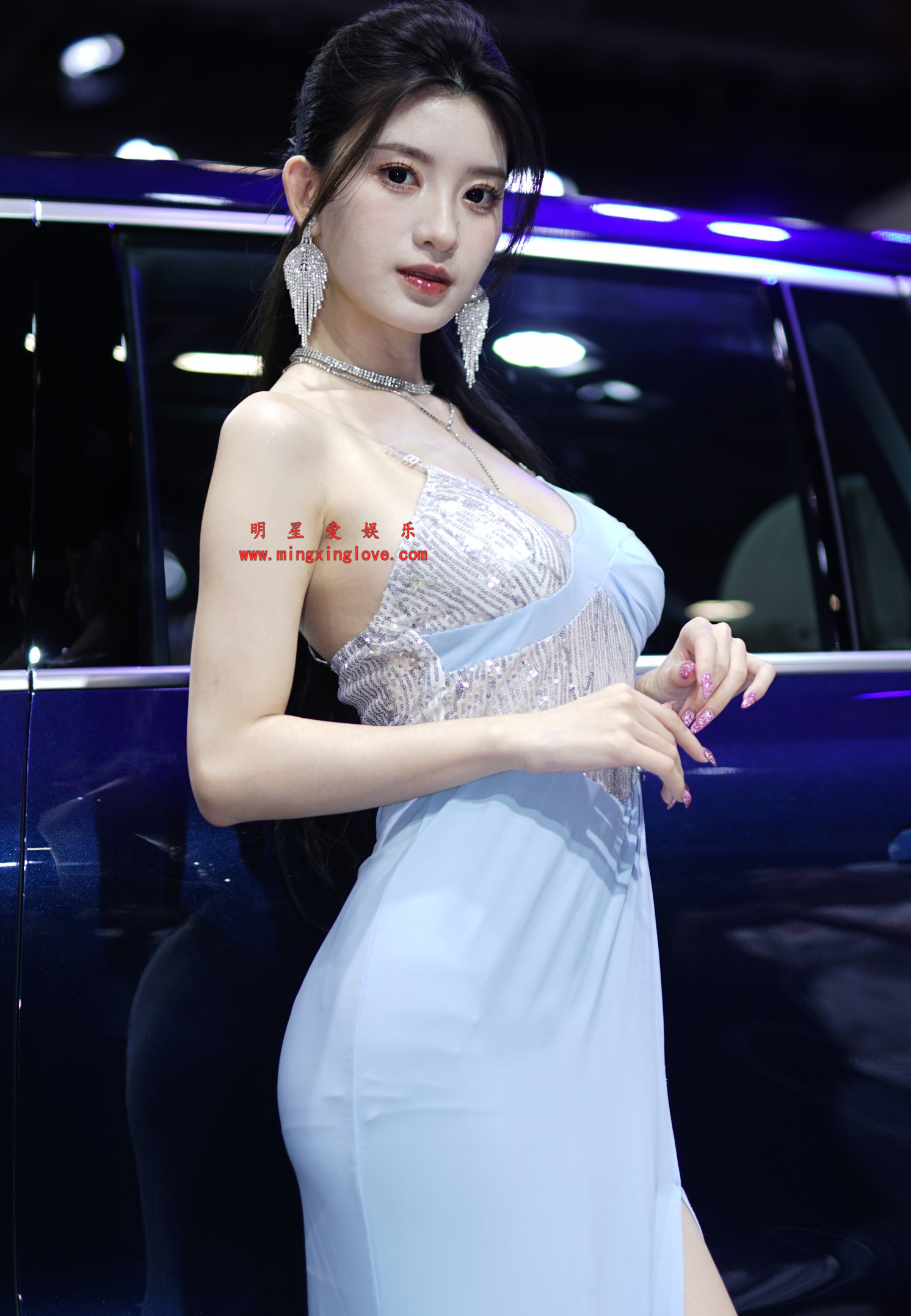 抖音百万粉丝网红车模BB酱车展拍摄花絮照片，大尺度爆乳露胸露背开叉裙，放大可看清肌肤纹理，高清4K分辨率原图无修生图下载