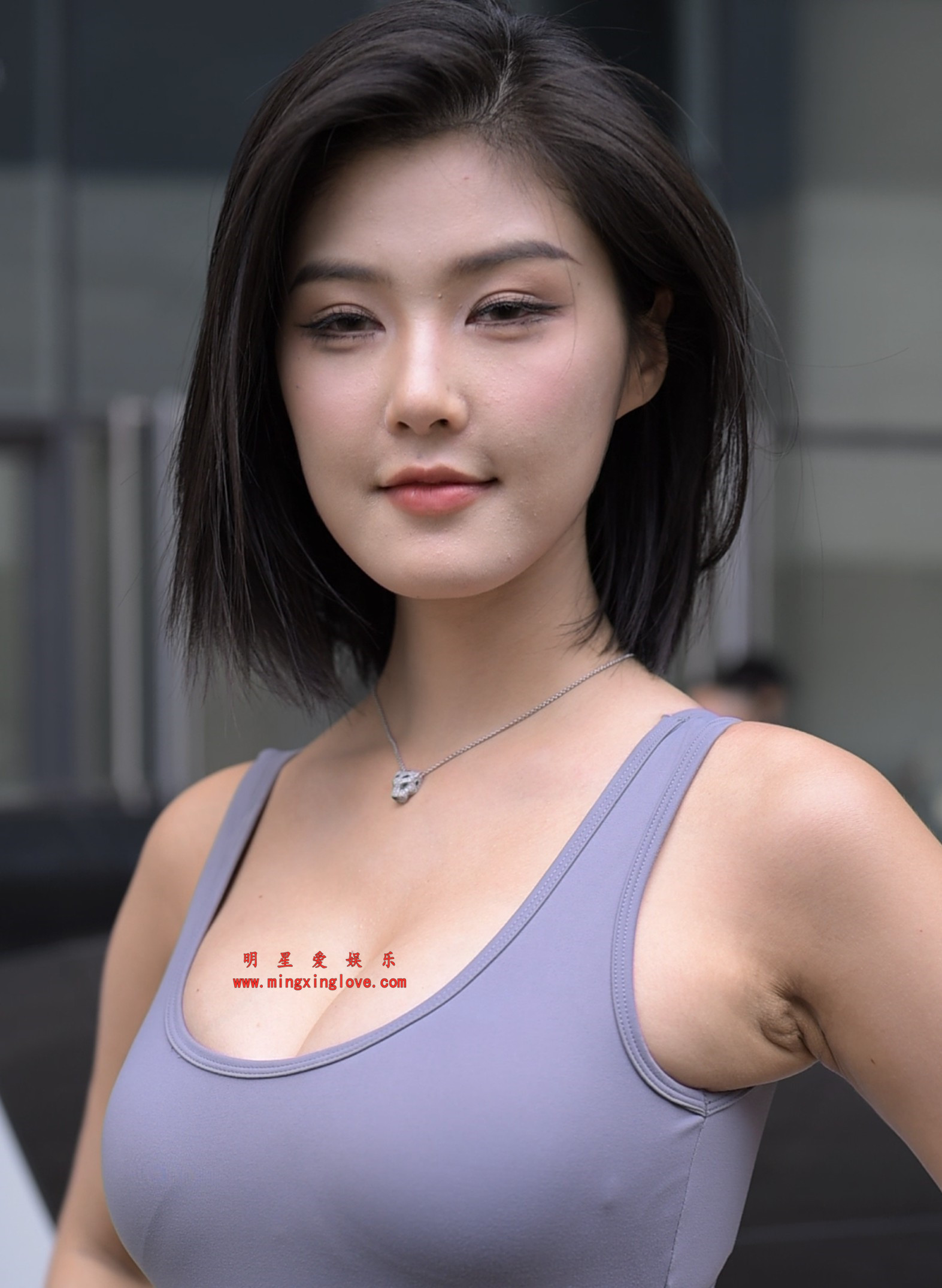 百万粉丝网红车模程儿车展外拍花絮照片,性感吊带露胸、紧身裤美臀造型，高清4K分辨率原图无修生图下载