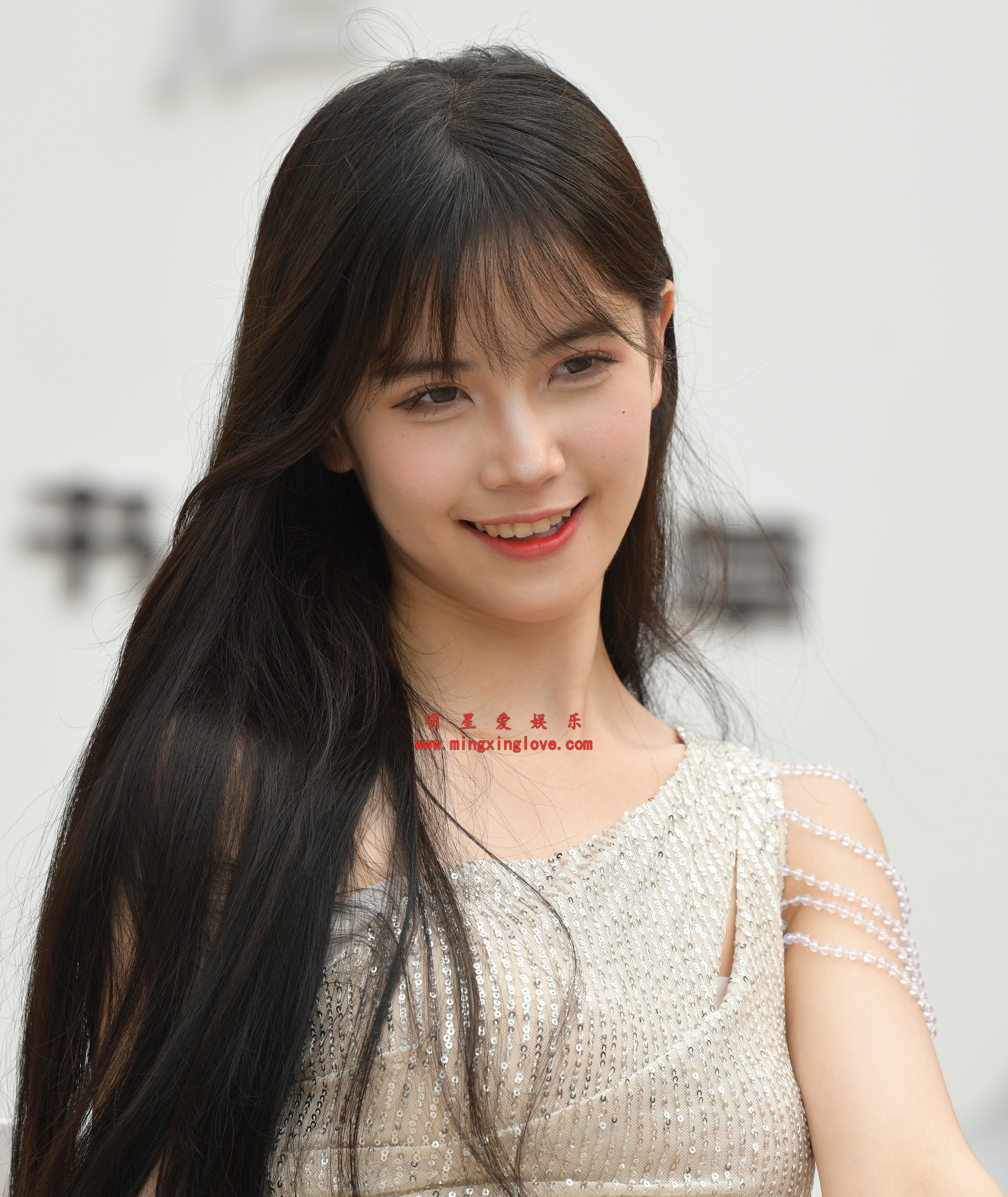 抖音百万粉丝网红车模克罗拉车展外拍花絮照片，性感超短裙美腿光脚高跟，放大可看清肌肤纹理，高清8K分辨率原图无修生图下载