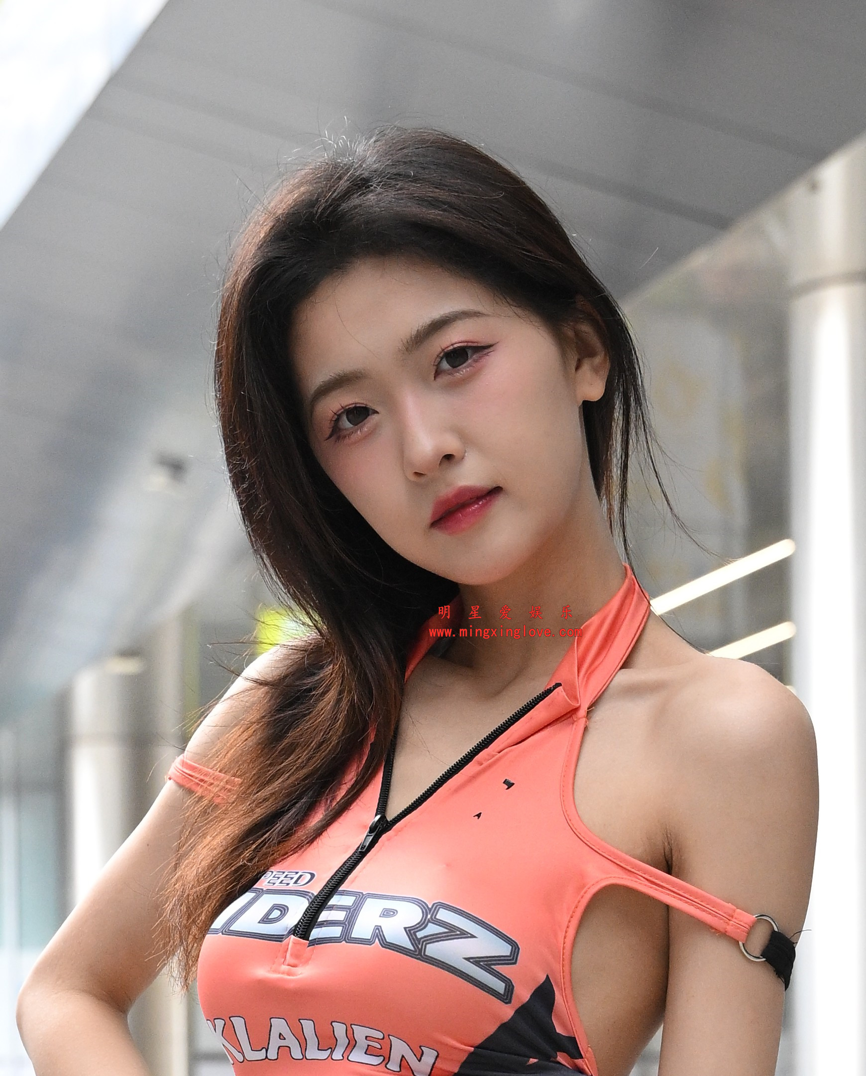 车模任绵绵街拍花絮照片，大尺度露背超短裤、黑丝美腿、光脚高跟，放大可看清肌肤纹理，高清8K分辨率原图无修生图下载