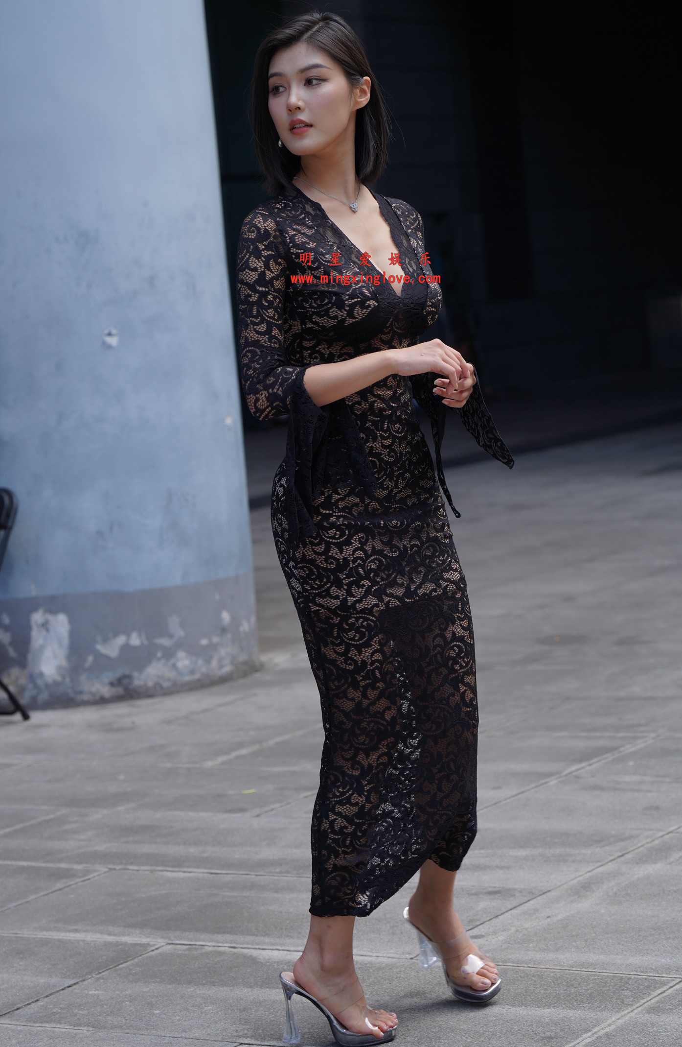 百万粉丝网红车模程儿街拍花絮照片，性感透视爆乳紧身、光脚特写，放大可看清肌肤纹理，高清8K分辨率原图无修生图下载