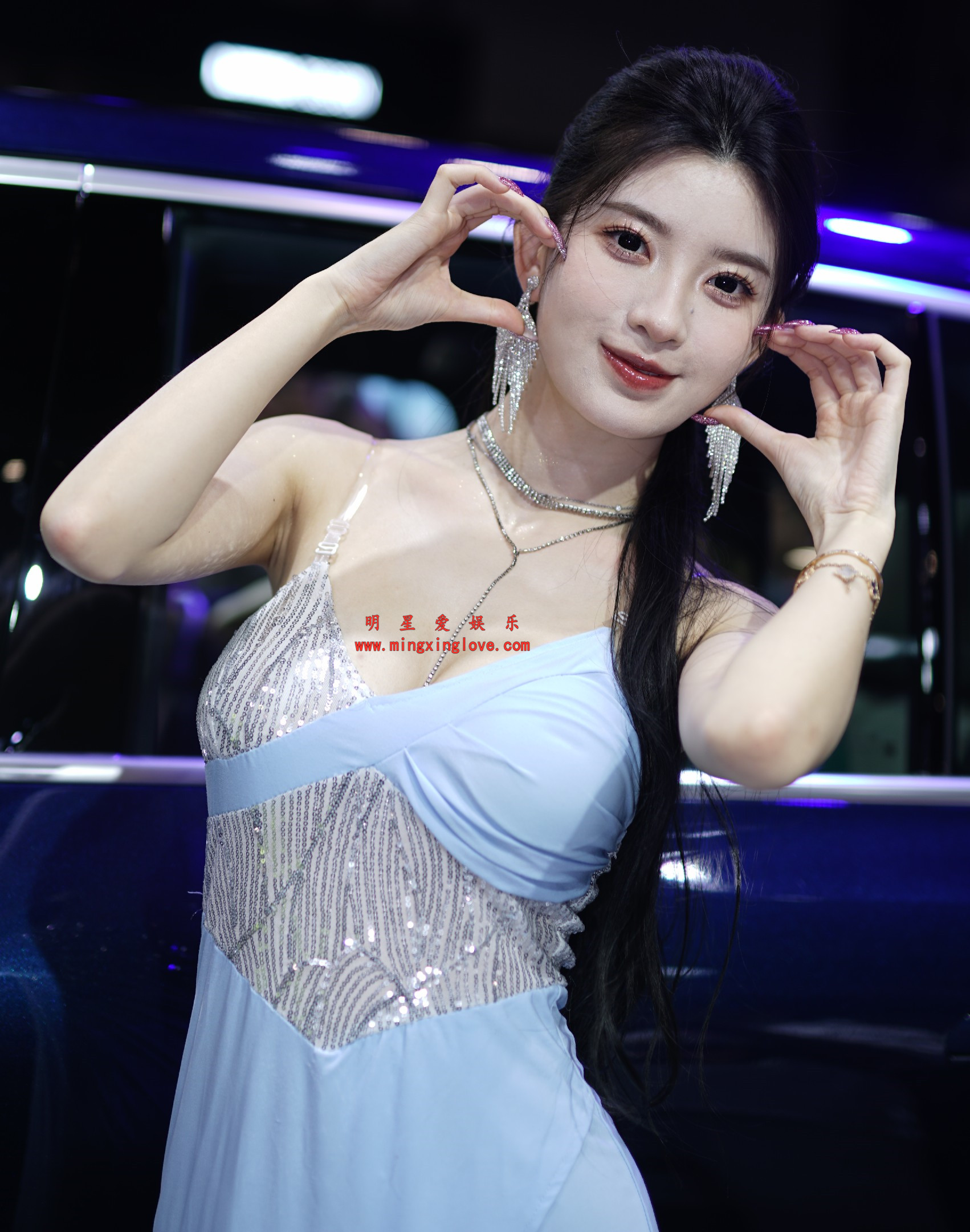 抖音百万粉丝网红车模BB酱车展拍摄花絮照片，大尺度爆乳露胸露背开叉裙，放大可看清肌肤纹理，高清4K分辨率原图无修生图下载