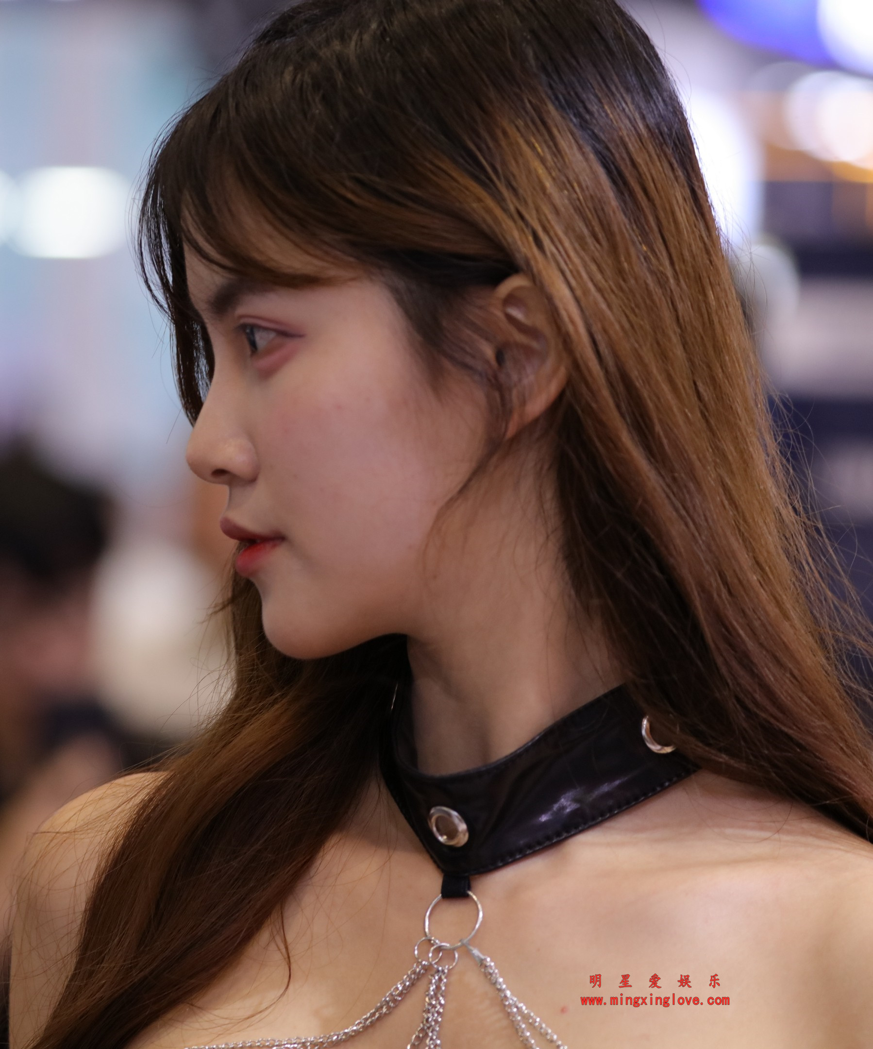 抖音百万粉丝网红车模克罗拉车展拍摄花絮照片，性感抹胸短裙、美腿光脚特写，放大可看清肌肤纹理，高清8K分辨率原图无修生图下载