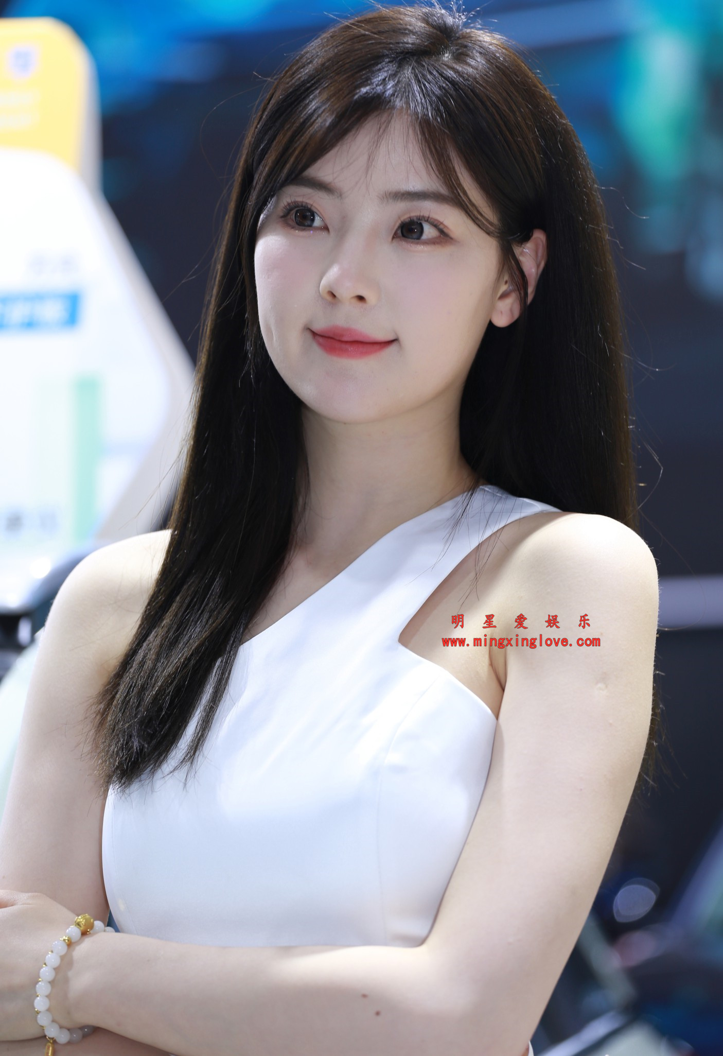 网红车模春晓车展拍摄花絮照片，性感抹胸短裙、美腿光脚等4套造型，高清4K分辨率原图无修生图下载