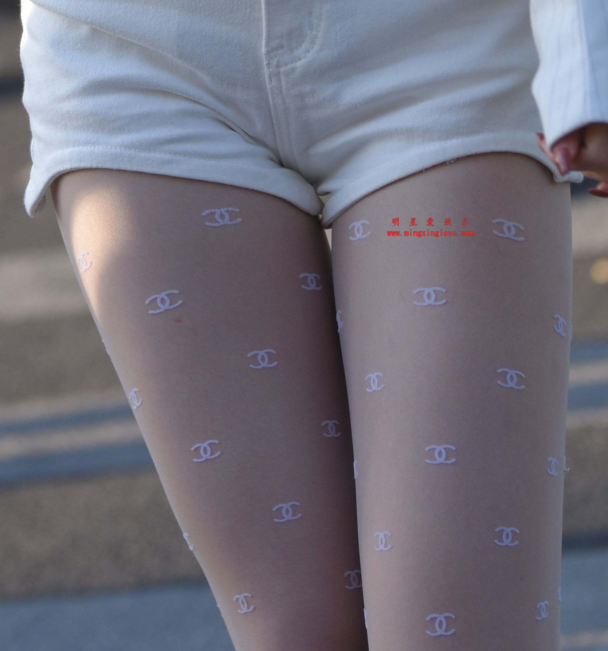 百万粉丝网红车模小龙鼠街拍花絮照片,性感蕾丝露胸短裤、肉丝美腿,放大可看清肌肤纹理,高清4K分辨率原图无修生图下载 百万粉丝网红车模小龙鼠街拍花絮照片,性感蕾丝露胸短裤、肉丝美腿,放大可看清肌肤纹理,高清4K分辨率原图无修生图下载