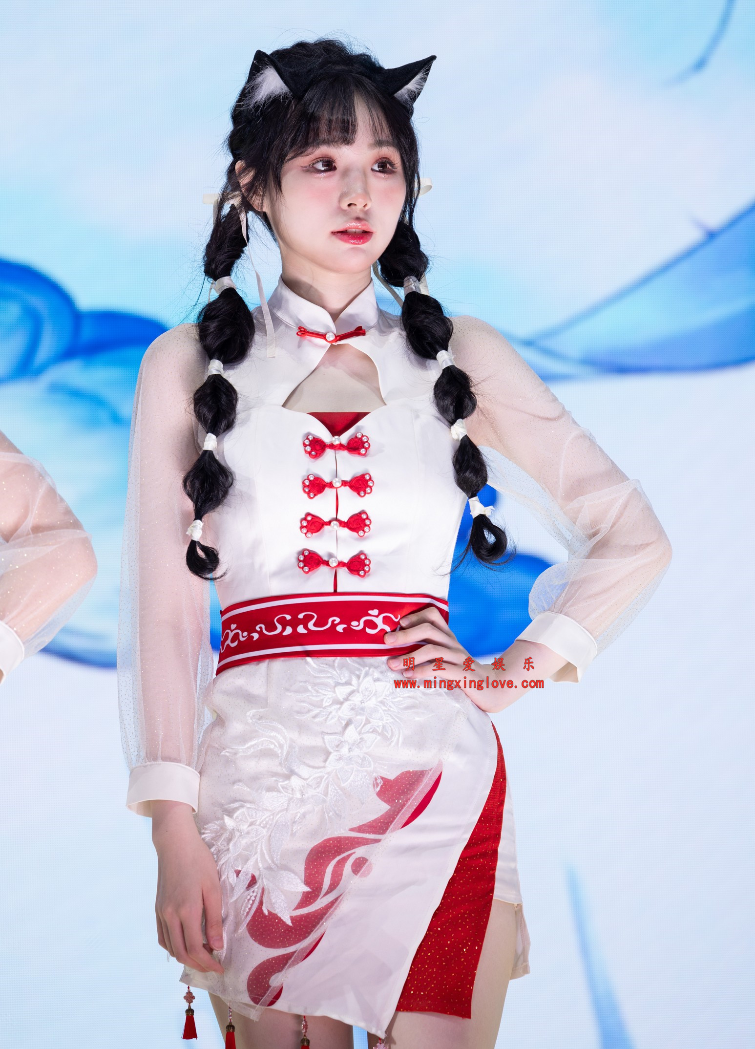 抖音网红coser是糖醋小排骨呀秀场走秀花絮照片，性感短裙美腿、光脚，放大可看清肌肤纹理，高清8K分辨率原图无修生图下载