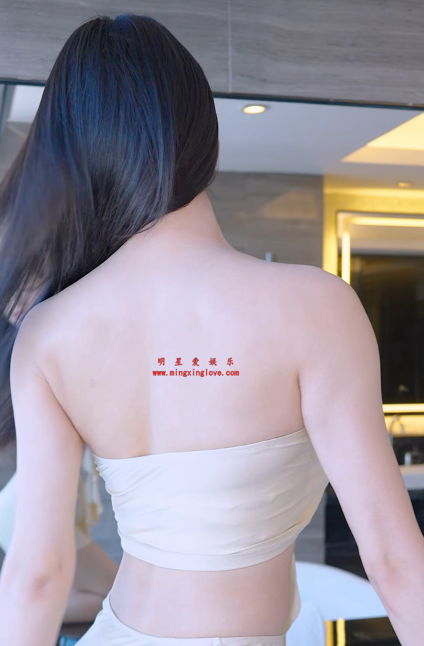 抖音网红美女车模王欣酒店写真拍摄花絮视频，大尺度抹胸露背、短裙美腿光脚，高清4K60fps分辨率原视频下载