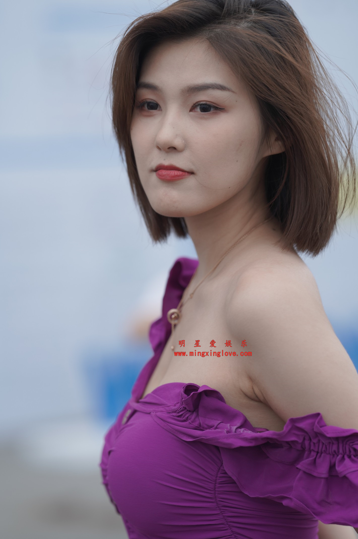 百万粉丝网红车模程儿街拍花絮照片，性感露胸露背短裙、美腿光脚，放大可看清肌肤纹理，高清8K分辨率原图无修生图下载