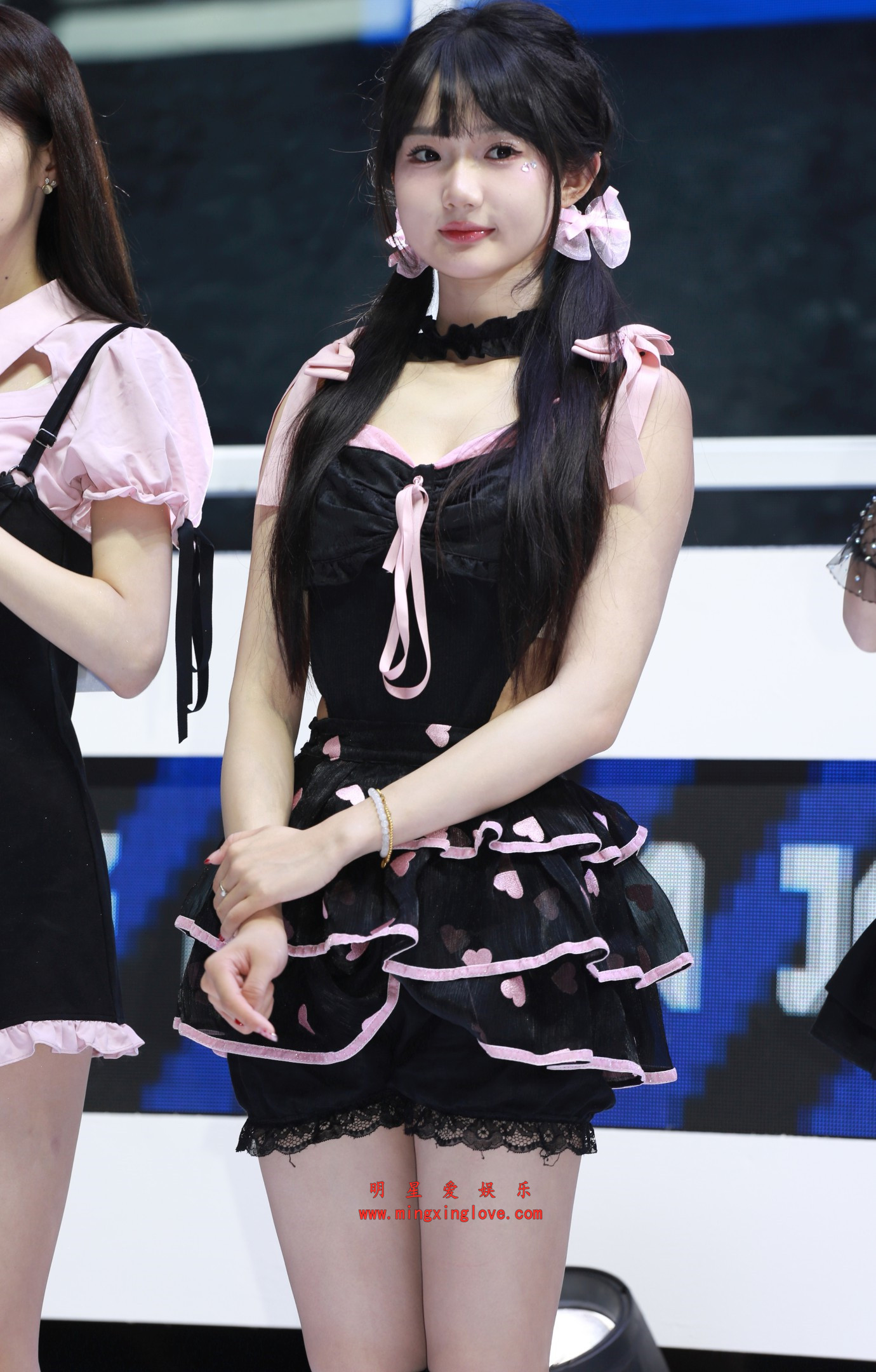 抖音百万粉丝网红抱起小熊就跑车展拍摄花絮照片,抹胸、短裙美腿等造型,放大可看清肌肤纹理,高清多分辨率无修生图下载 抖音百万粉丝网红抱起小熊就跑车展拍摄花絮照片,抹胸、短裙美腿等造型,放大可看清肌肤纹理,高清多分辨率无修生图下载