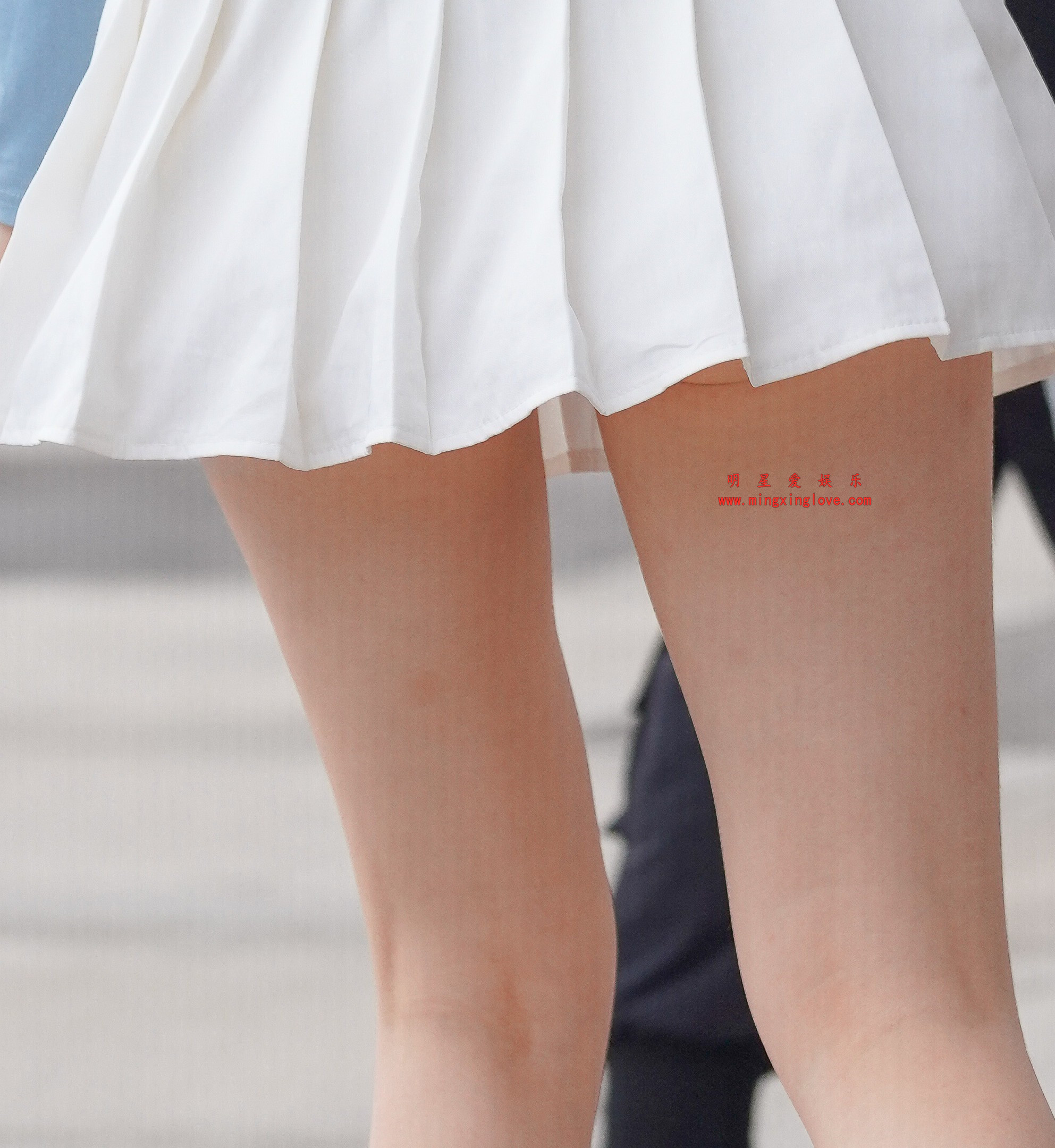 网红车模春晓街拍花絮照片，性感超短裙，美腿光脚，放大可看清肌肤纹理，高清8K分辨率原图无修生图下载