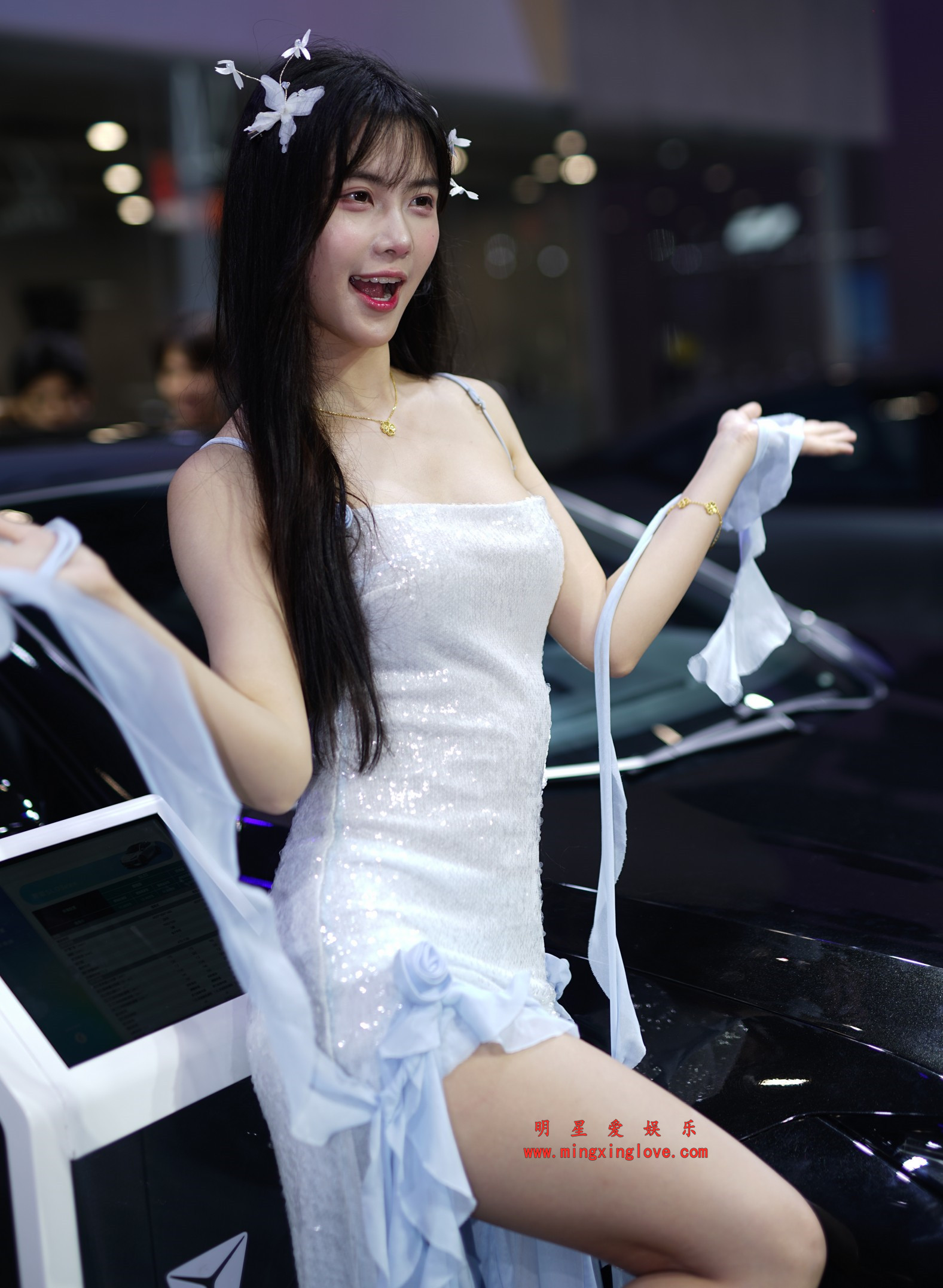 抖音百万粉丝网红车模克罗拉车展拍摄花絮照片,性感吊带露胸开叉裙,高清4K分辨率原图无修生图下载 抖音百万粉丝网红车模克罗拉车展拍摄花絮照片,性感吊带露胸开叉裙,高清4K分辨率原图无修生图下载