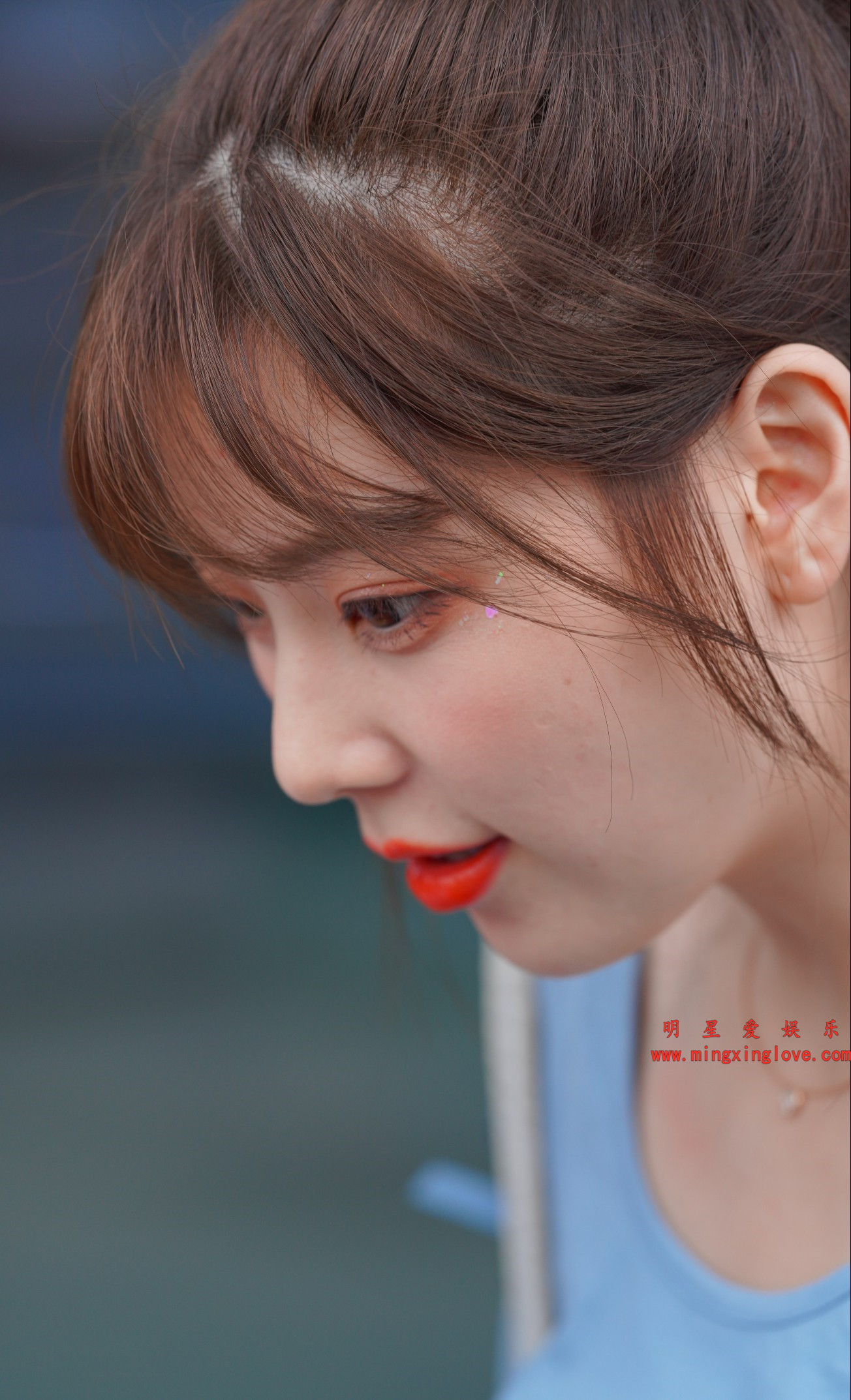 网红车模春晓街拍花絮照片，性感超短裙，美腿光脚，放大可看清肌肤纹理，高清8K分辨率原图无修生图下载