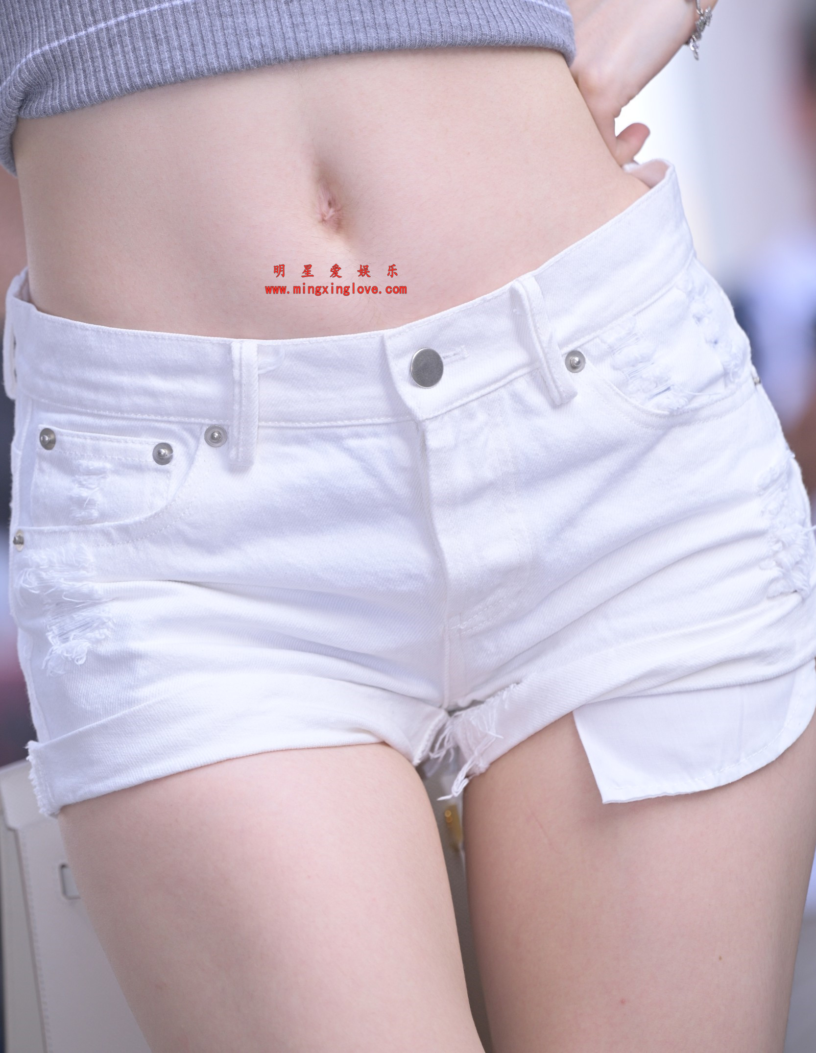 抖音百万粉丝网红车模BB酱外拍花絮照片，性感吊带露胸、超短裤美腿、光脚特写，放大可看清肌肤绒毛，高清8K分辨率原图无修生图下载