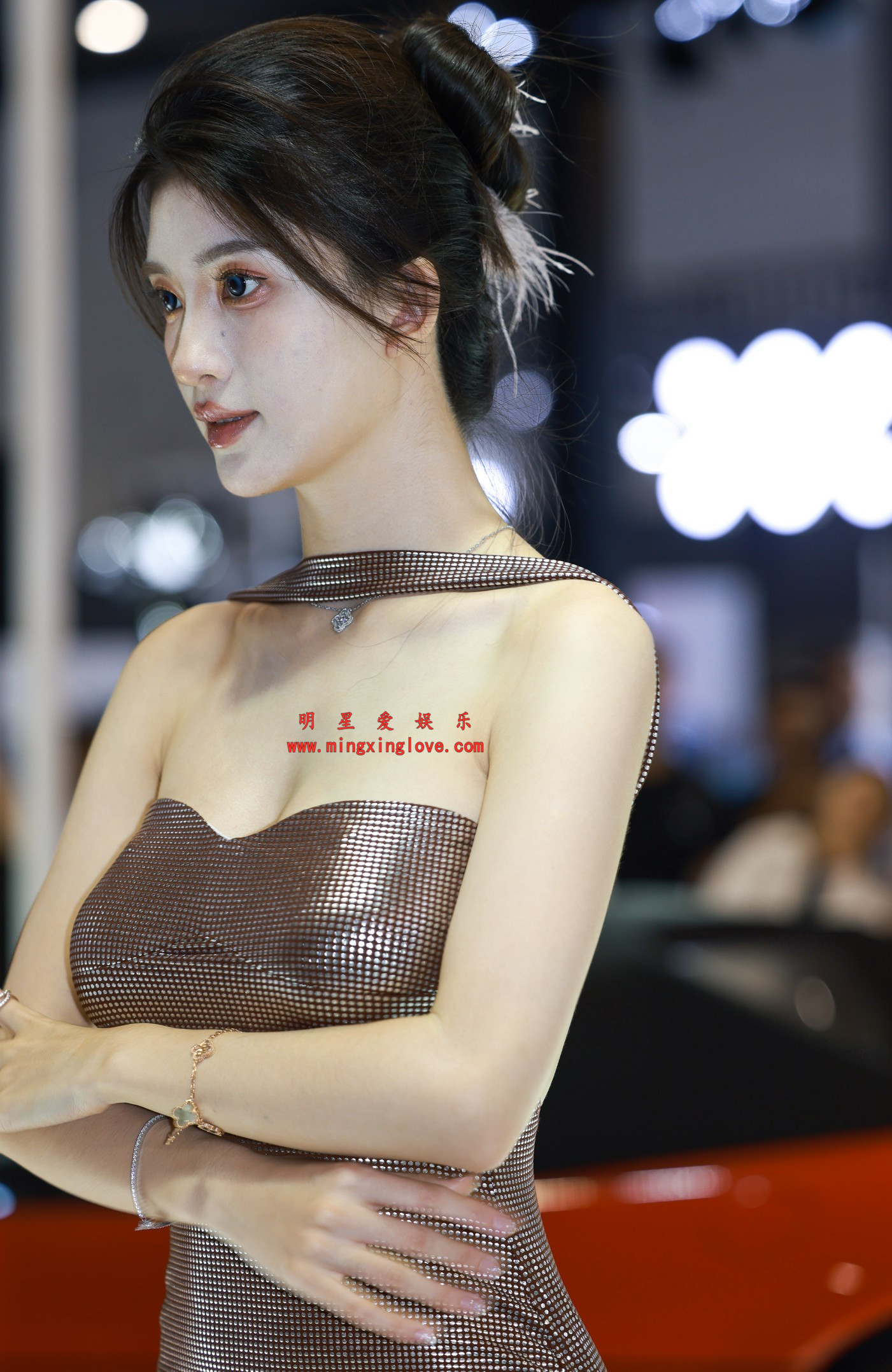 抖音百万粉丝网红车模BB酱车展拍摄花絮照片，大尺度露背露胸，放大可看清肌肤纹理，高清4K分辨率原图无修生图下载