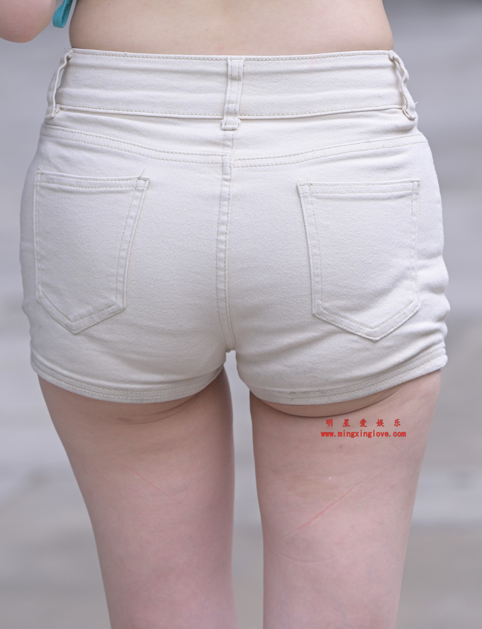 小乌苏Tina车展外拍花絮照片,性感吊带肚兜露背露臀超短裤、美腿光脚特写,放大可看清肌肤纹理,高清8K分辨率原图无修生图下载 小乌苏Tina车展外拍花絮照片,性感吊带肚兜露背露臀超短裤、美腿光脚特写,放大可看清肌肤纹理,高清8K分辨率原图无修生图下载