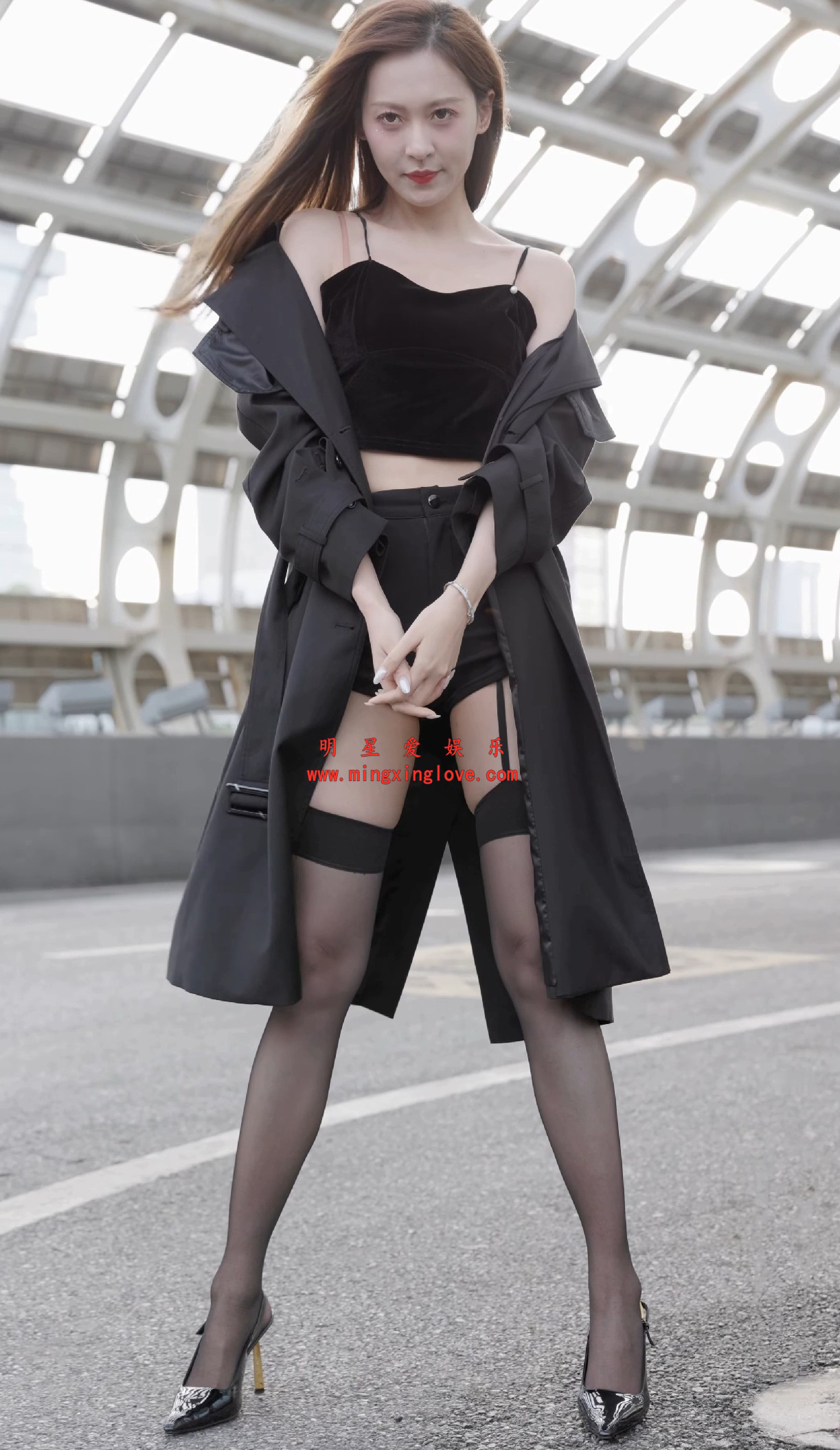 小龙鼠广州国际车展外拍+室内舞蹈直拍视频，大尺度吊带连体黑丝、美腿高跟造型，高清4K60fps分辨率原视频下载