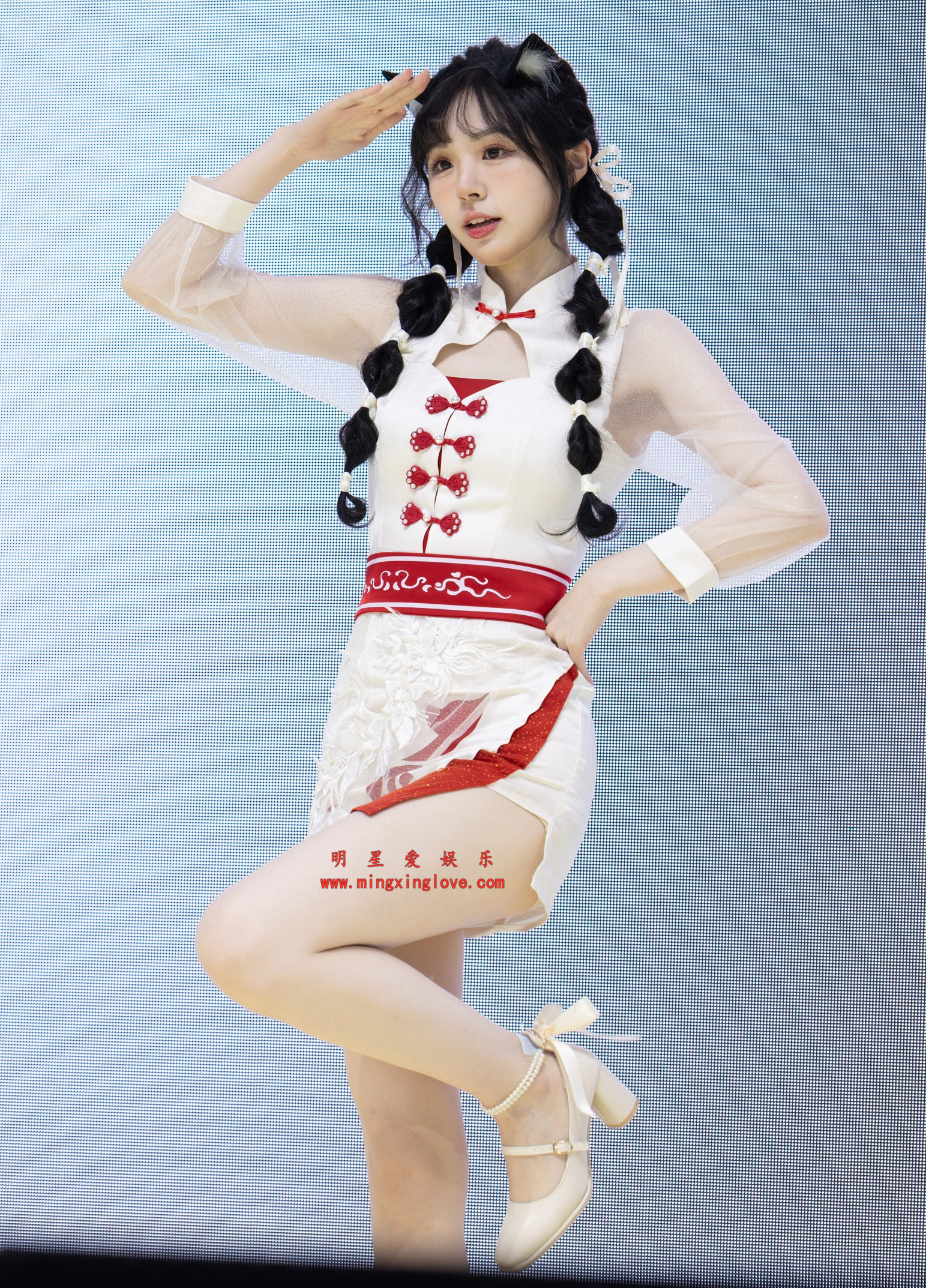 抖音网红coser是糖醋小排骨呀秀场走秀花絮照片，性感短裙美腿、光脚，放大可看清肌肤纹理，高清8K分辨率原图无修生图下载