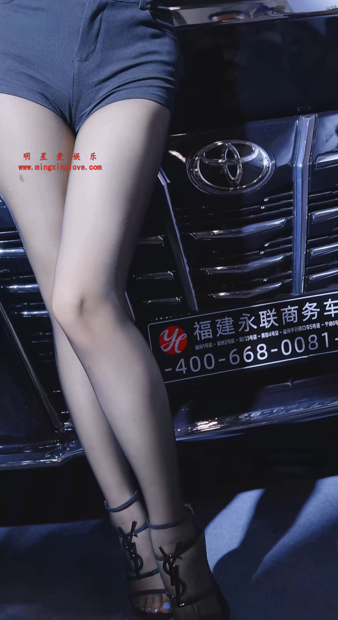 小乌苏Tina‌车展拍摄花絮视频，大尺度肚兜裹胸、黑丝美腿光脚，高清4K60fps分辨率原视频下载