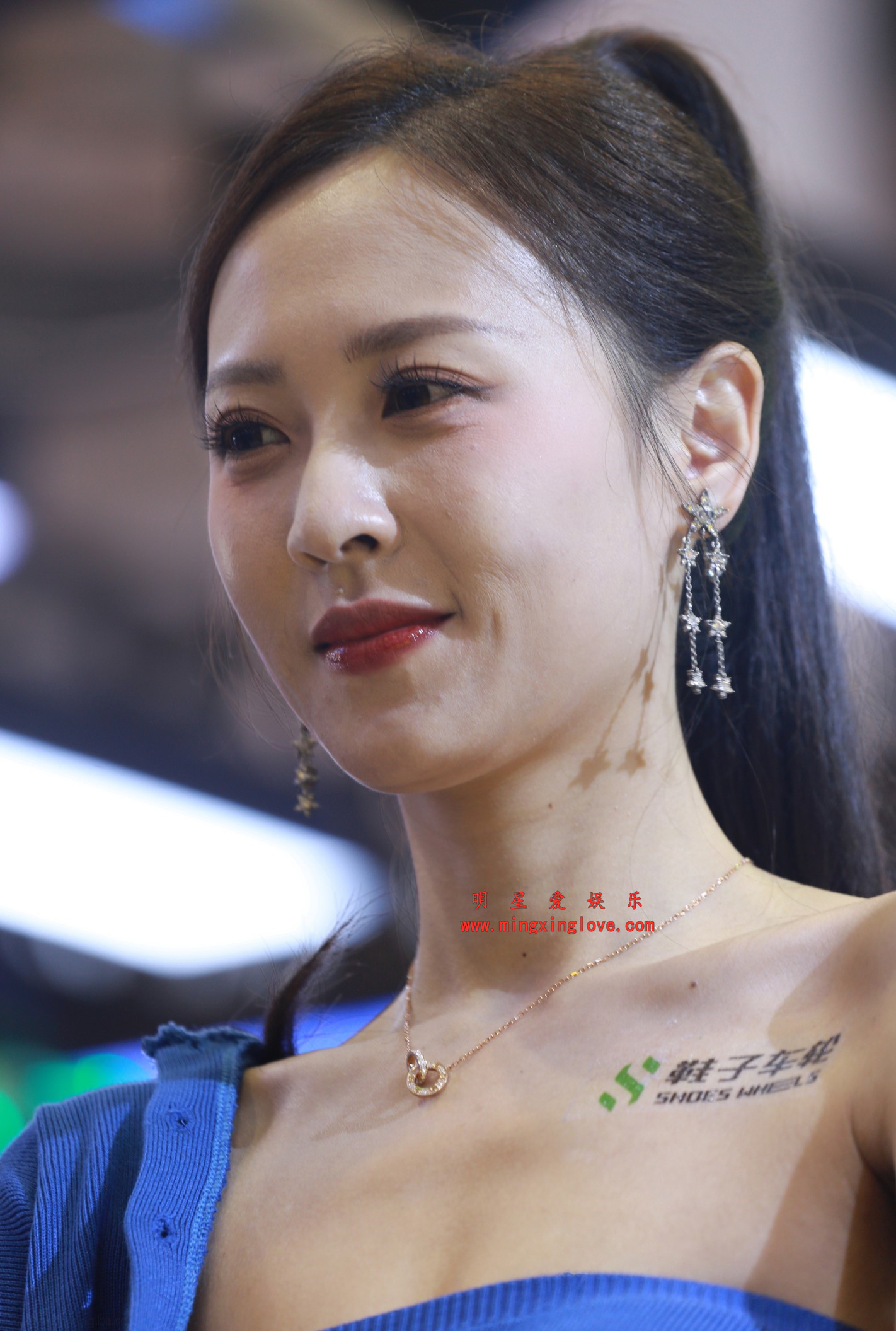 百万粉丝网红小龙鼠车展拍摄花絮照片，性感抹胸短裙美腿，放大可看清肌肤纹理，高清4K分辨率原图无修生图下载