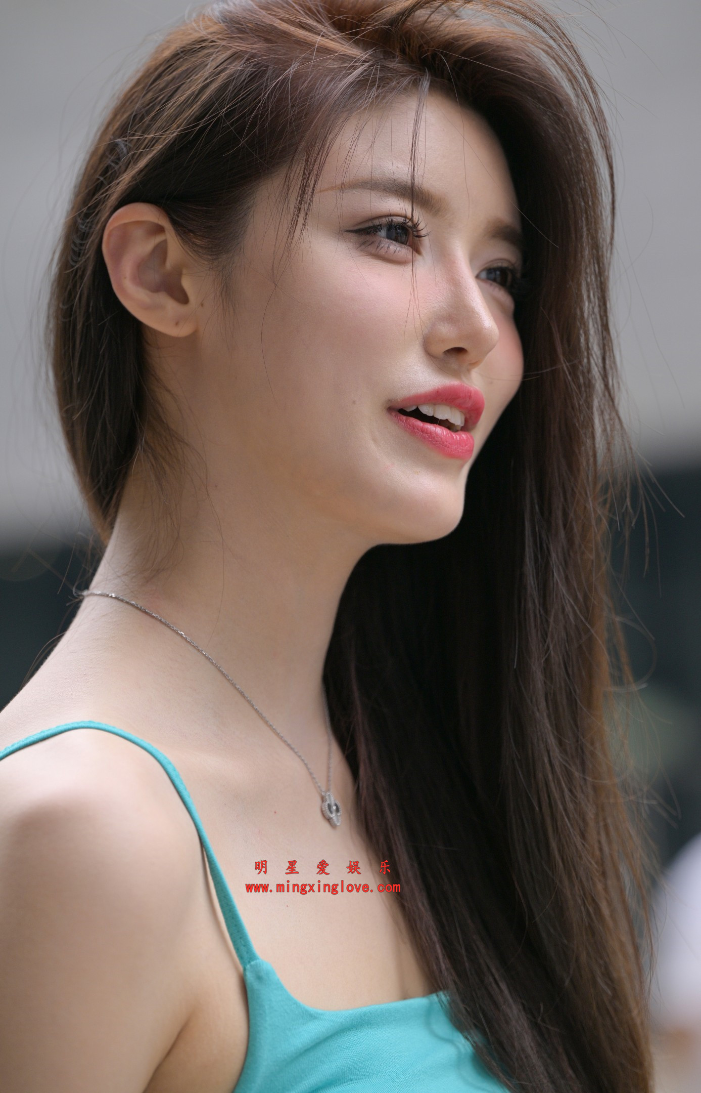 小乌苏Tina‌车展外拍花絮照片，性感吊带肚兜露背露臀超短裤、美腿光脚特写，放大可看清肌肤纹理，高清8K分辨率原图无修生图下载