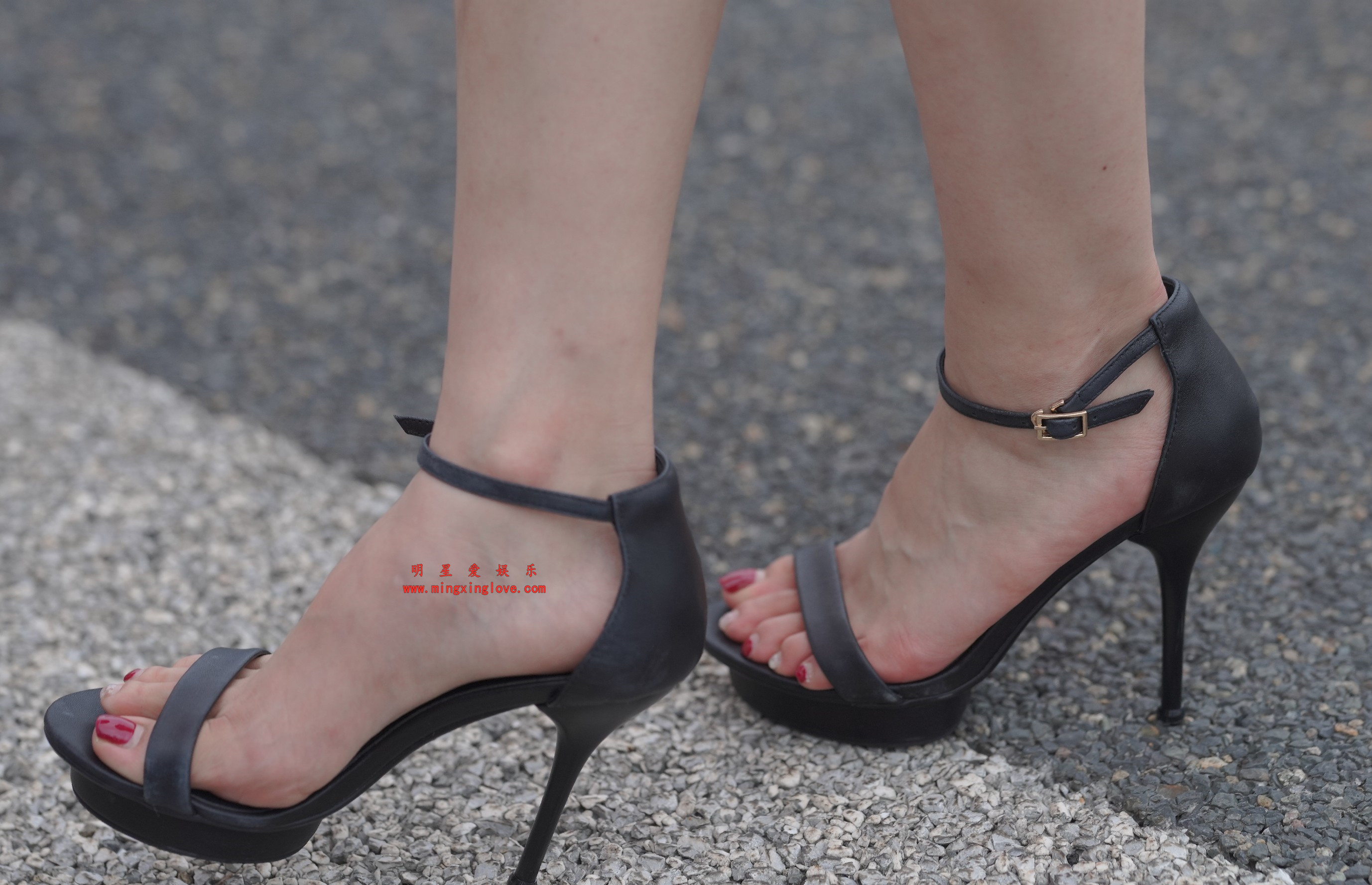 百万粉丝网红车模程儿街拍花絮照片,性感露胸露背短裙、美腿光脚,放大可看清肌肤纹理,高清8K分辨率原图无修生图下载 百万粉丝网红车模程儿街拍花絮照片,性感露胸露背短裙、美腿光脚,放大可看清肌肤纹理,高清8K分辨率原图无修生图下载