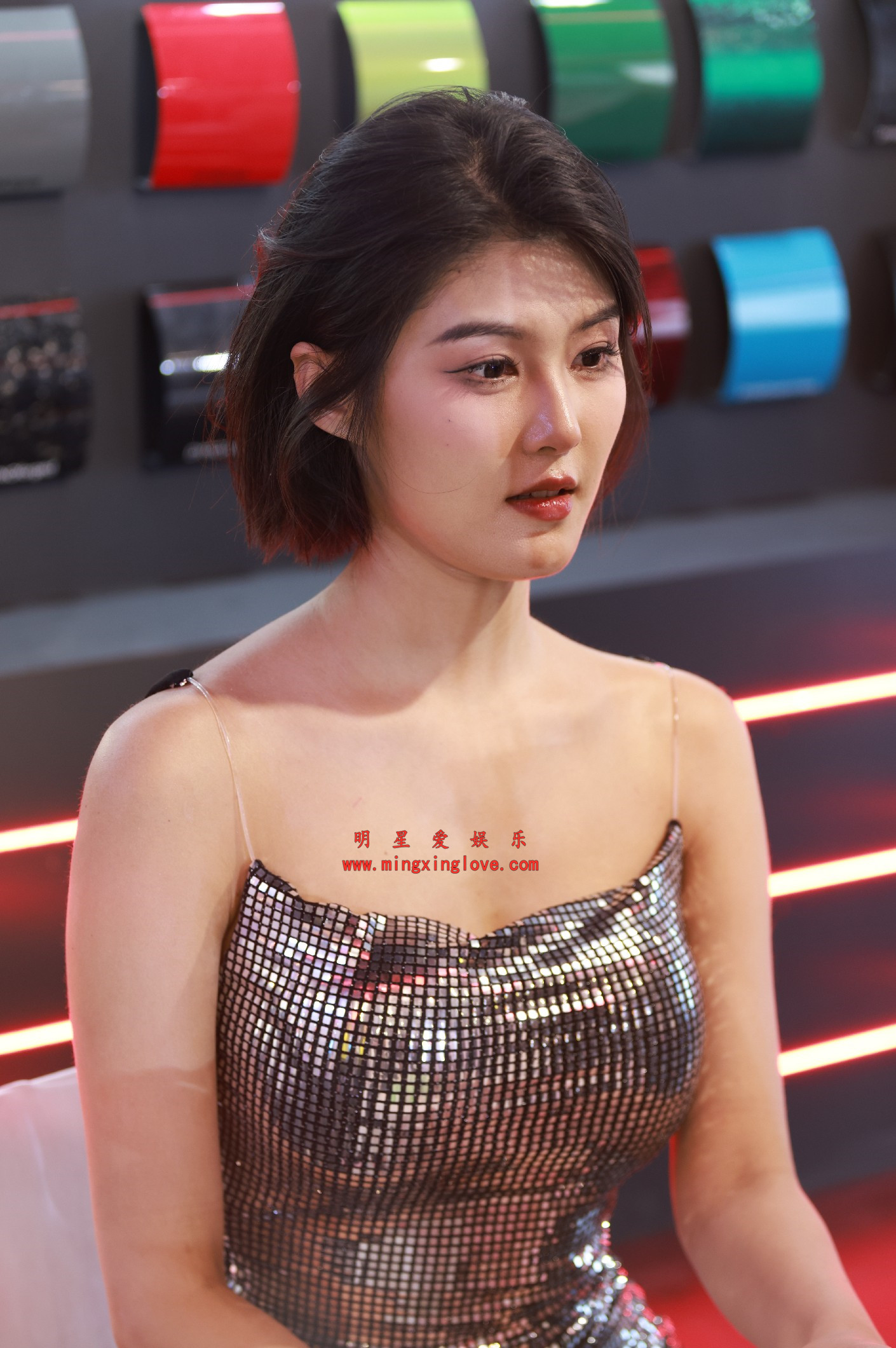 百万粉丝网红车模程儿直播活动拍摄花絮照片，大尺度吊带露胸，放大可看清肌肤纹理，高清8K分辨率原图无修生图下载