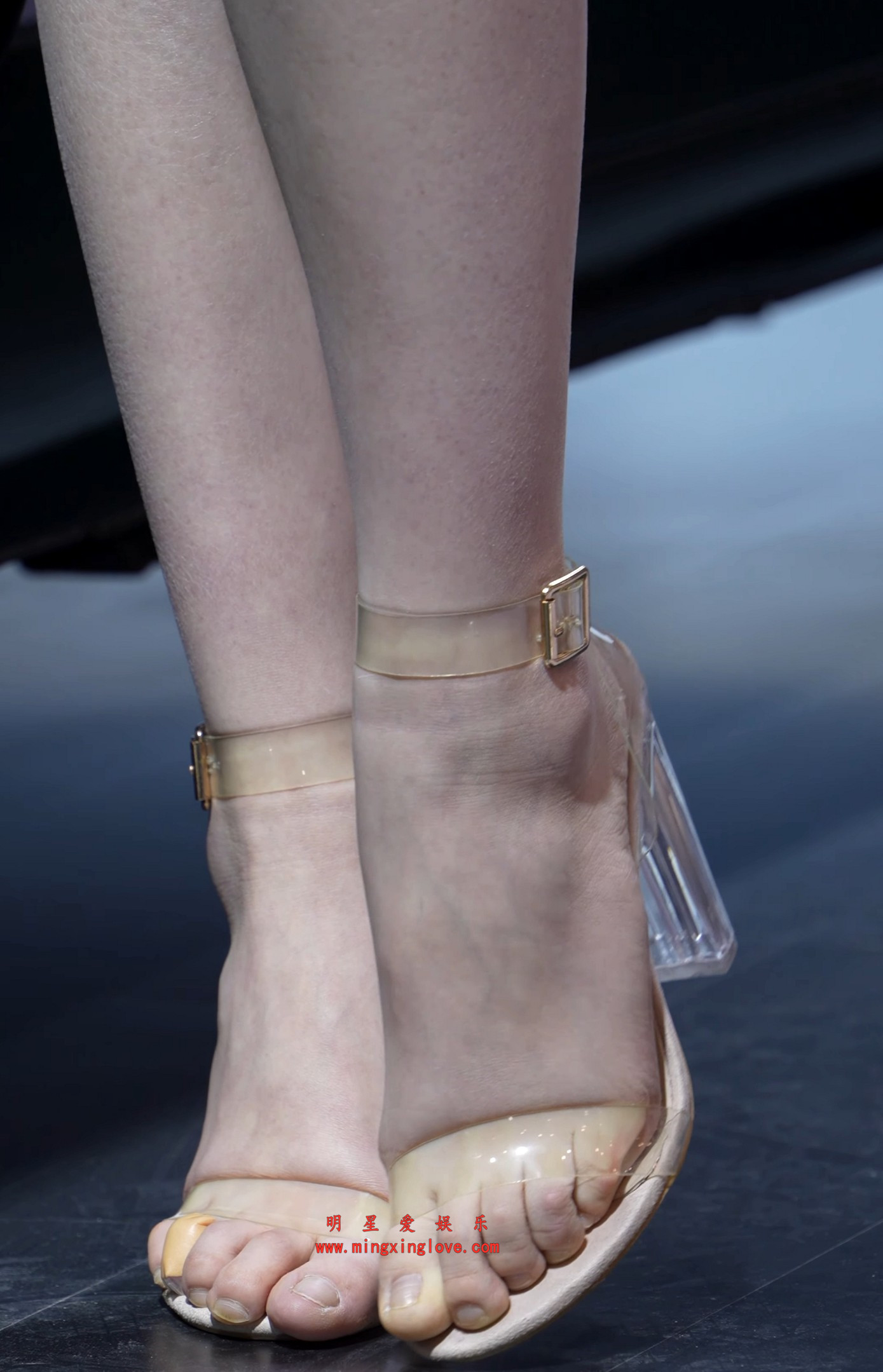 抖音网红coser是糖醋小排骨呀车展拍摄花絮视频，短裙美腿，光脚特写，高清4K60fps分辨率原视频下载