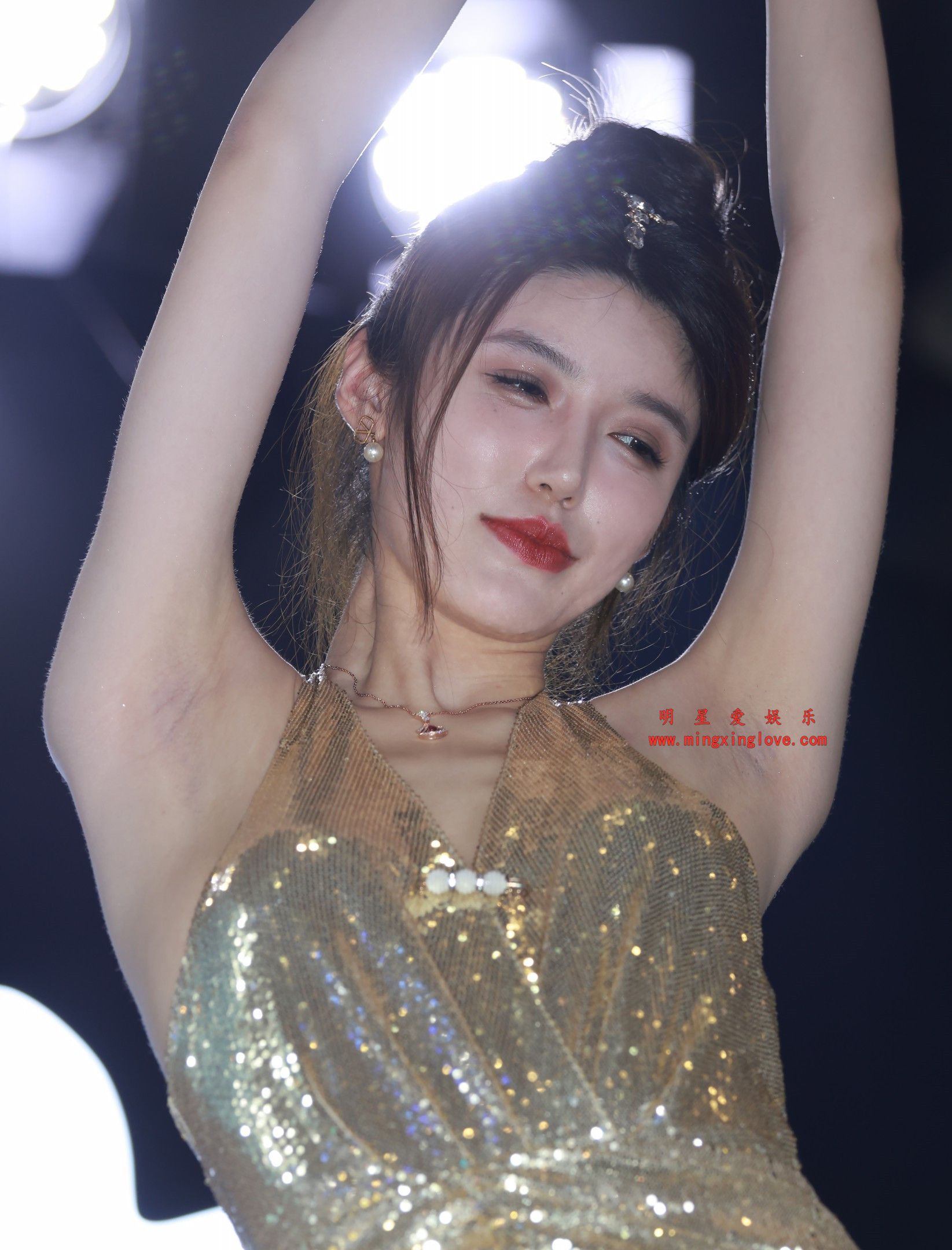 小乌苏Tina车展拍摄花絮照片,大尺度露背、吊带露胸(乳贴)造型,放大可看清肌肤纹理,高清8K分辨率原图无修生图下载 小乌苏Tina车展拍摄花絮照片,大尺度露背、吊带露胸(乳贴)造型,放大可看清肌肤纹理,高清8K分辨率原图无修生图下载