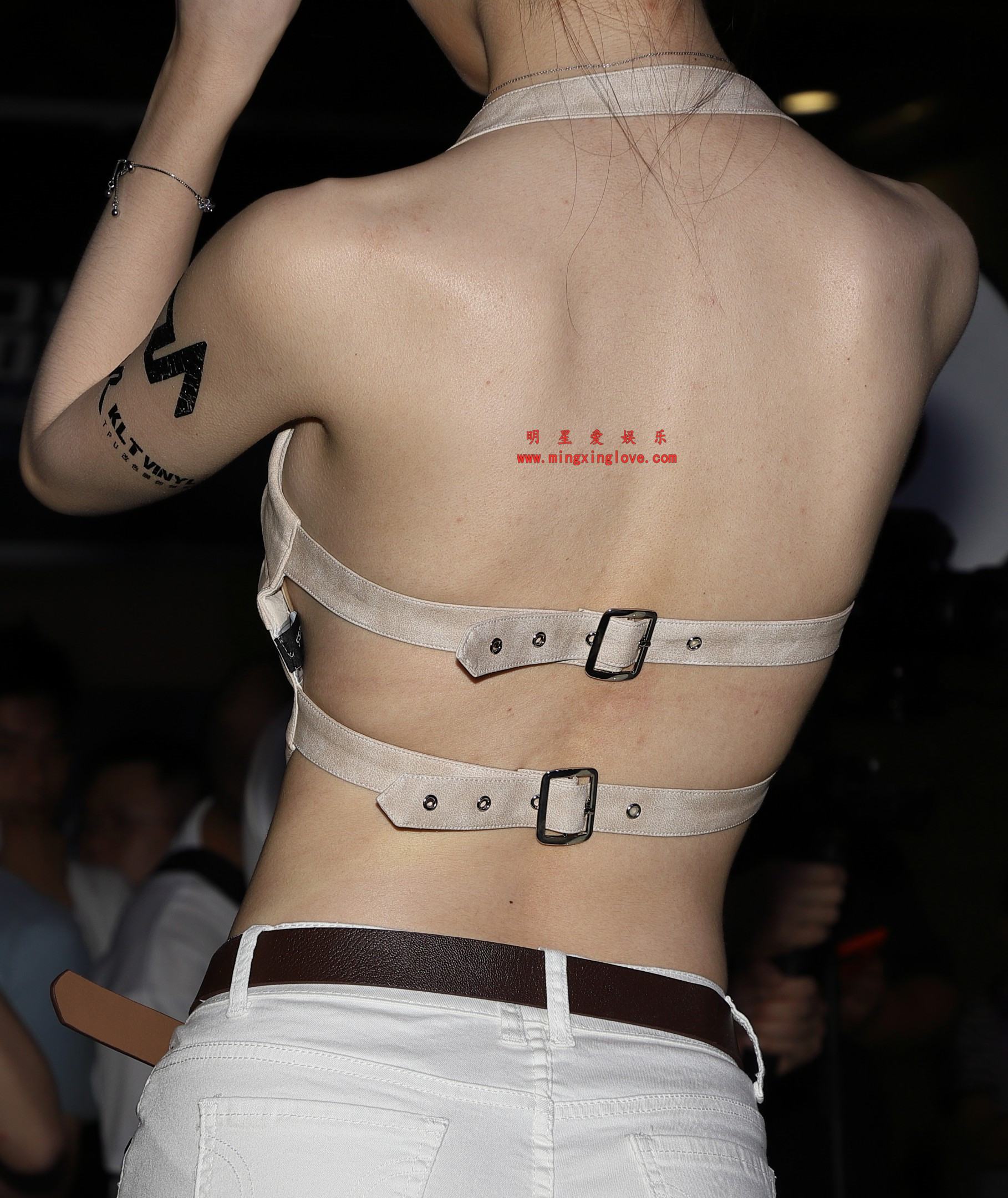 抖音百万粉丝网红车模BB酱车展拍摄花絮照片,大尺度露背露胸肚兜、美腿光脚,放大可看清肌肤绒毛,高清4K分辨率原图无修生图下载 抖音百万粉丝网红车模BB酱车展拍摄花絮照片,大尺度露背露胸肚兜、美腿光脚,放大可看清肌肤绒毛,高清4K分辨率原图无修生图下载