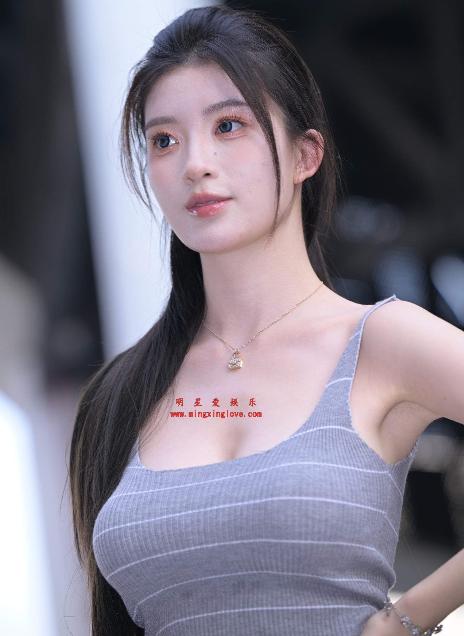 抖音百万粉丝网红车模BB酱外拍花絮照片，性感吊带露胸、超短裤美腿、光脚特写，放大可看清肌肤绒毛，高清8K分辨率原图无修生图下载