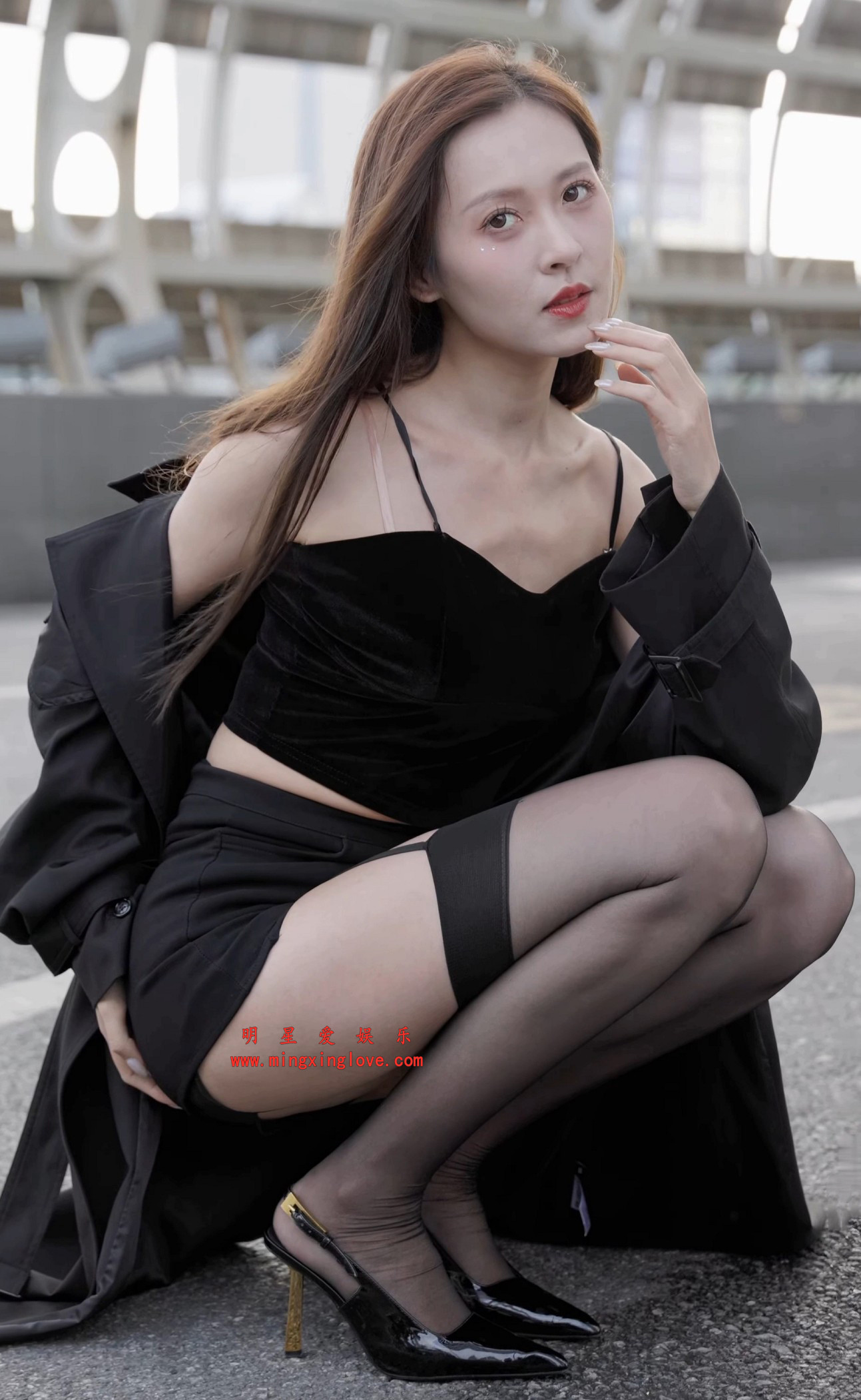 小龙鼠广州国际车展外拍+室内舞蹈直拍视频，大尺度吊带连体黑丝、美腿高跟造型，高清4K60fps分辨率原视频下载