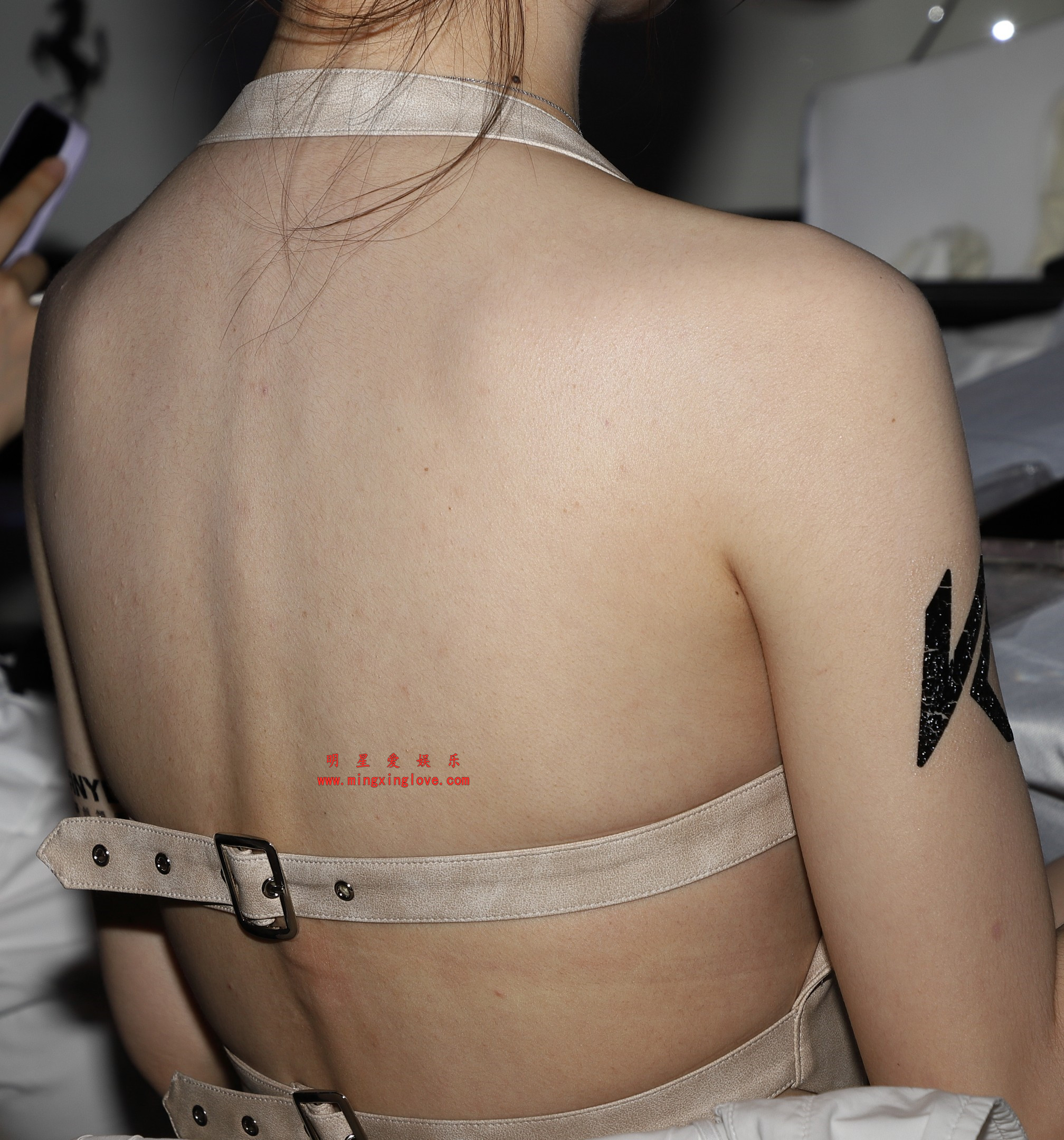 抖音百万粉丝网红车模BB酱车展拍摄花絮照片，大尺度露背露胸肚兜、美腿光脚，放大可看清肌肤绒毛，高清4K分辨率原图无修生图下载