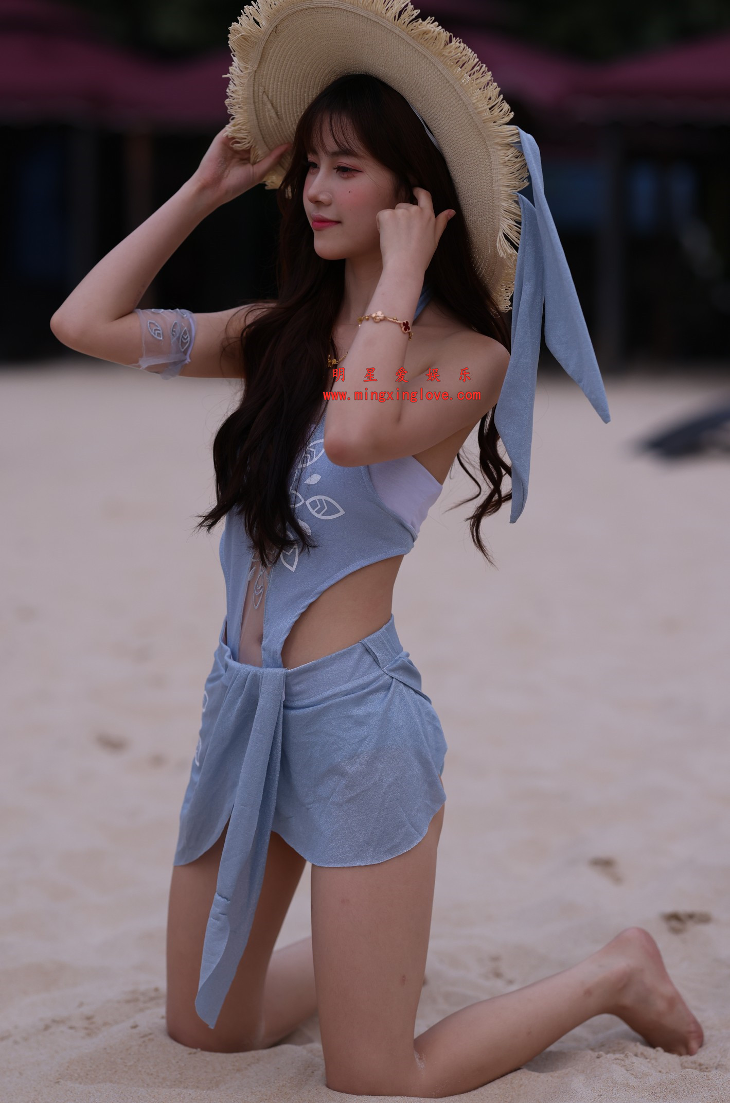 抖音百万粉丝网红车模克罗拉海滩私房写真花絮照片，吊带内衣、美腿光脚造型，高清8K分辨率原图无修生图下载