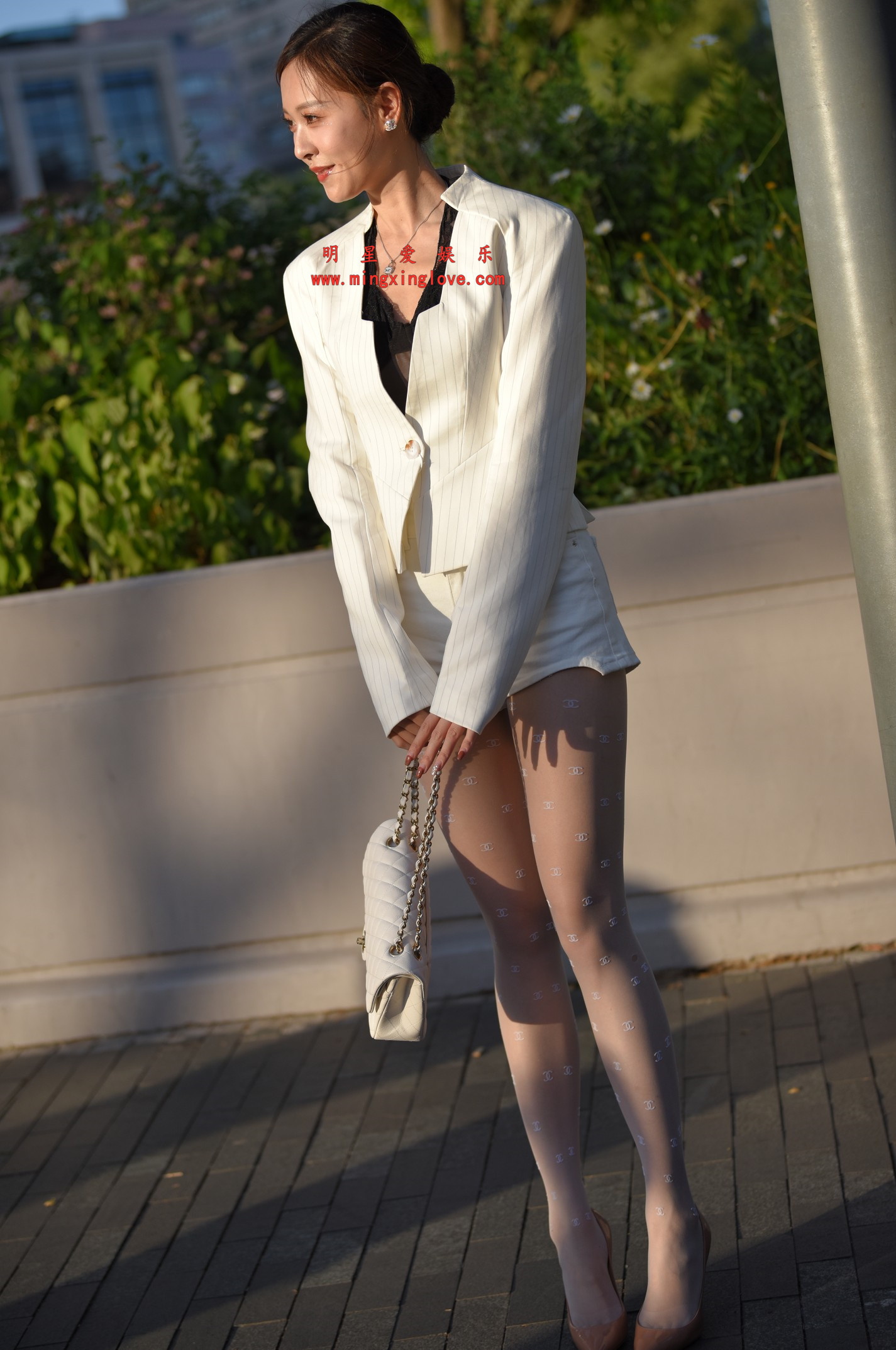 百万粉丝网红车模小龙鼠街拍花絮照片,性感蕾丝露胸短裤、肉丝美腿,放大可看清肌肤纹理,高清4K分辨率原图无修生图下载 百万粉丝网红车模小龙鼠街拍花絮照片,性感蕾丝露胸短裤、肉丝美腿,放大可看清肌肤纹理,高清4K分辨率原图无修生图下载