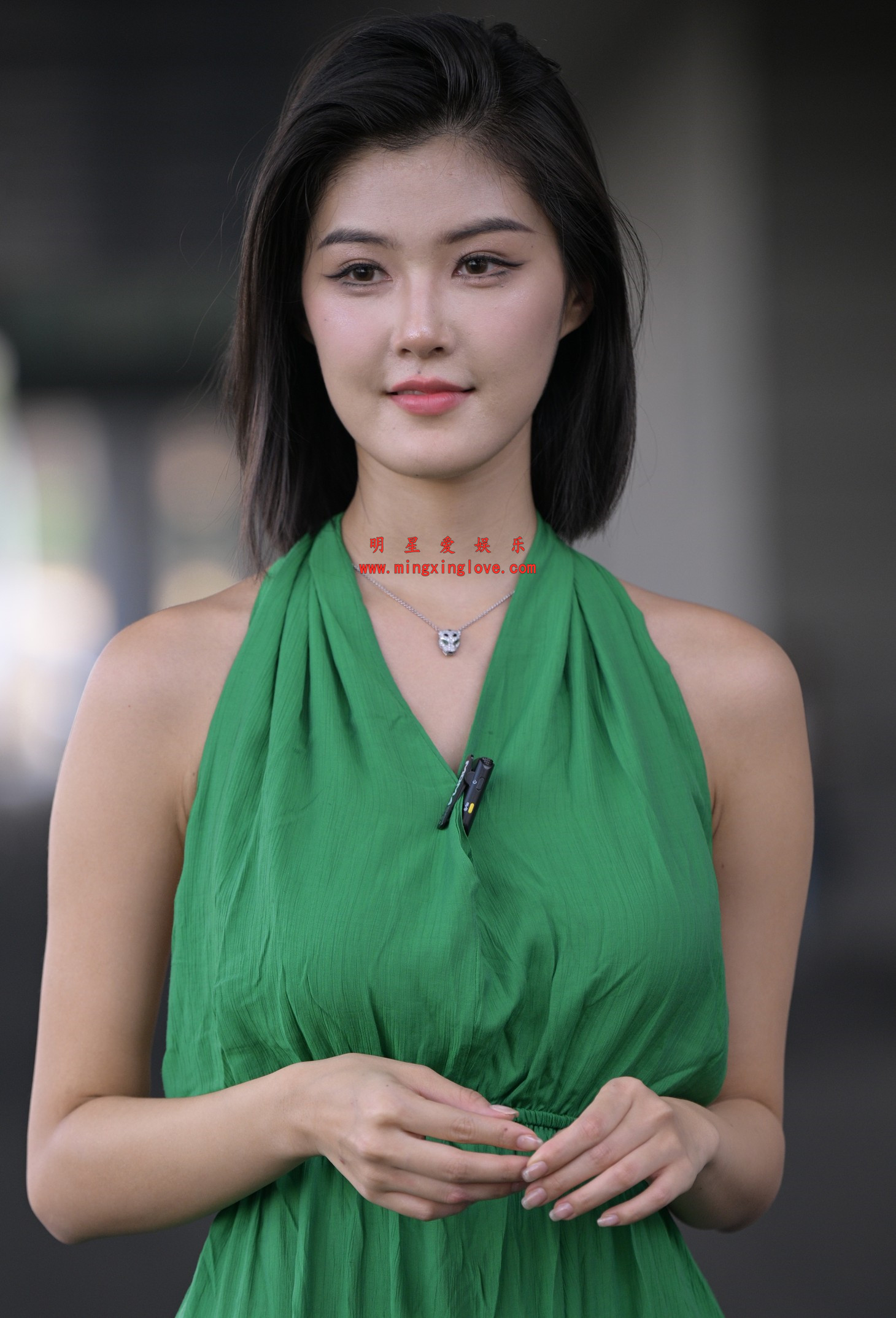 百万粉丝网红车模程儿车展外拍花絮照片，大尺度爆乳露背露胸、美腿光脚开叉裙，放大可看清肌肤纹理，高清8K分辨率原图无修生图下载