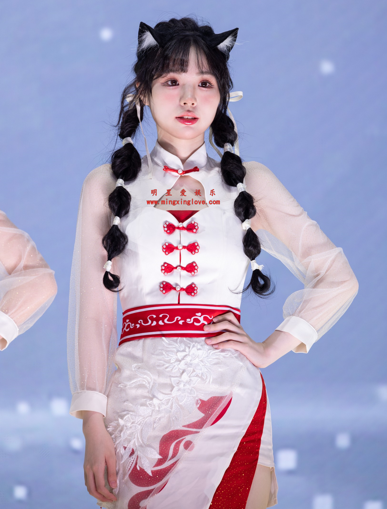 抖音网红coser是糖醋小排骨呀秀场走秀花絮照片，性感短裙美腿、光脚，放大可看清肌肤纹理，高清8K分辨率原图无修生图下载