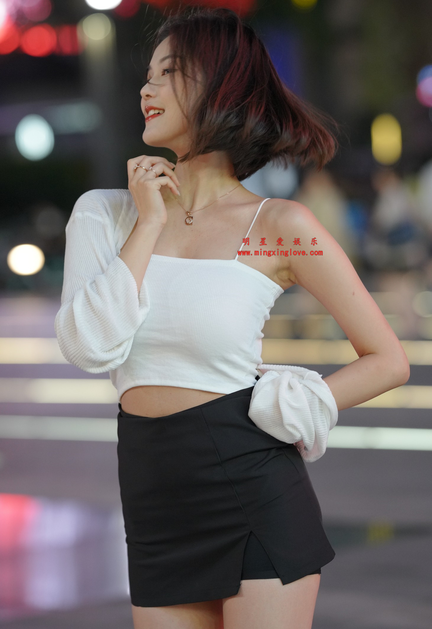 百万粉丝网红车模程儿街拍花絮照片，大尺度爆乳露胸、超短裤美腿，放大可看清肌肤纹理，高清8K分辨率原图无修生图下载