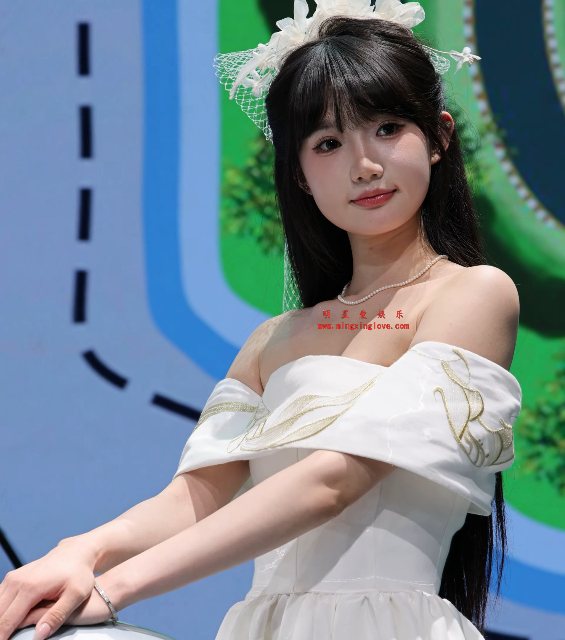 抖音百万粉丝网红抱起小熊就跑车展拍摄花絮视频，性感抹胸，近距离拍摄，高清4K60fps分辨率原视频下载