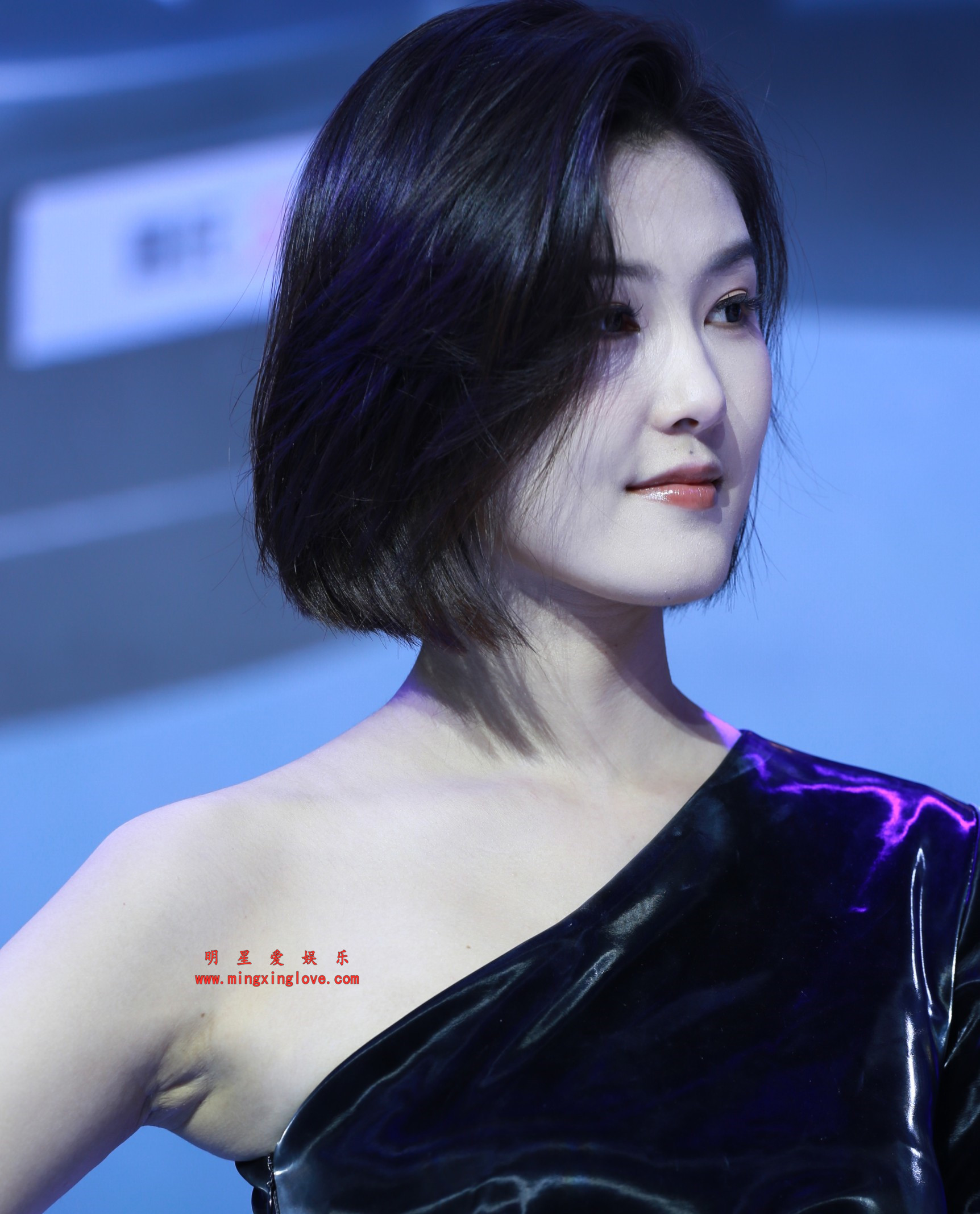 百万粉丝网红车模程儿车展拍摄花絮照片,性感露肩短裙、美腿光脚高跟,放大可看清肌肤纹理,高清4K分辨率原图无修生图下载 百万粉丝网红车模程儿车展拍摄花絮照片,性感露肩短裙、美腿光脚高跟,放大可看清肌肤纹理,高清4K分辨率原图无修生图下载