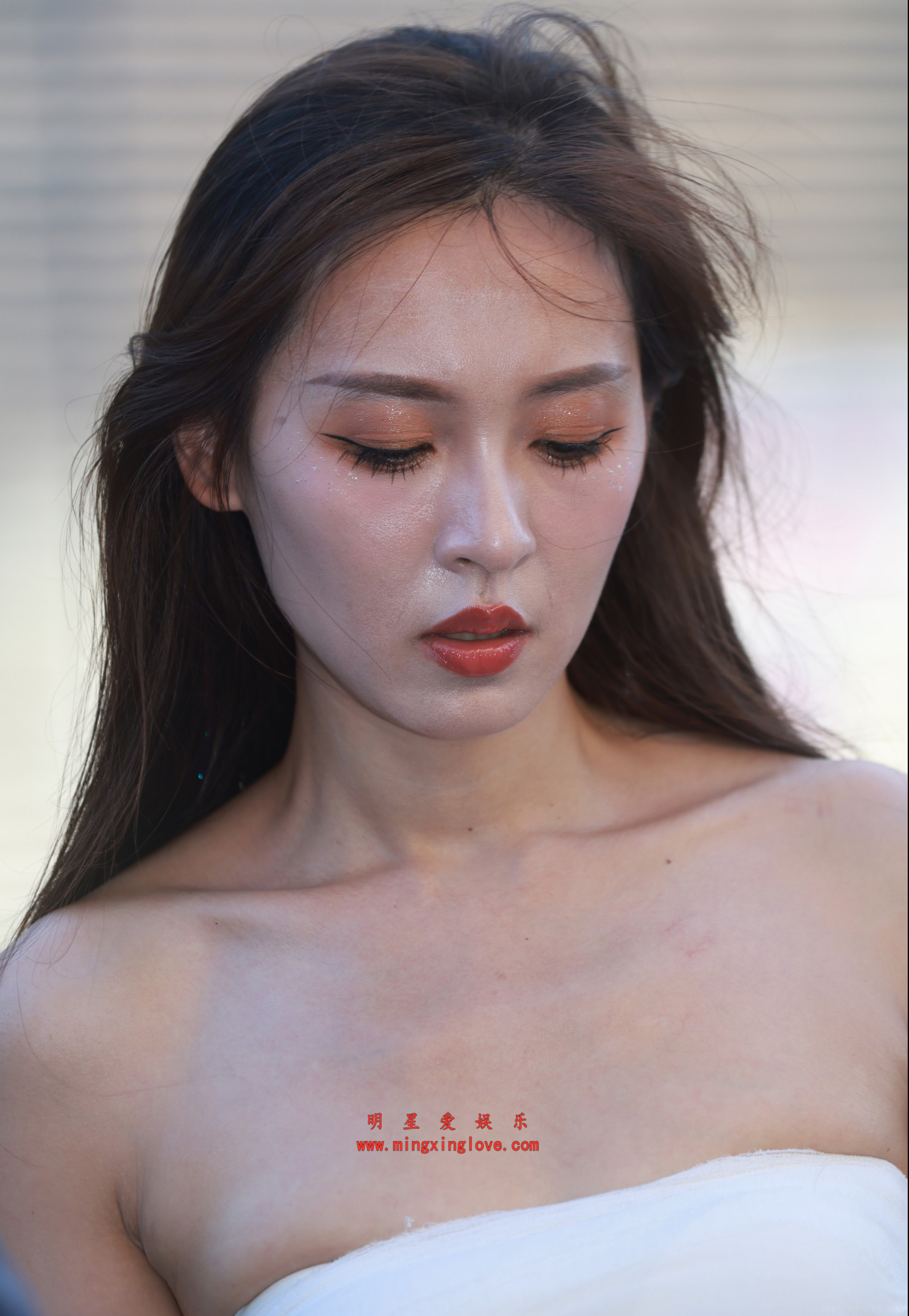 百万粉丝网红小龙鼠车展、街拍、cosplay照片，性感吊带、抹胸等造型，放大可看清肌肤纹理，高清原图无修生图下载