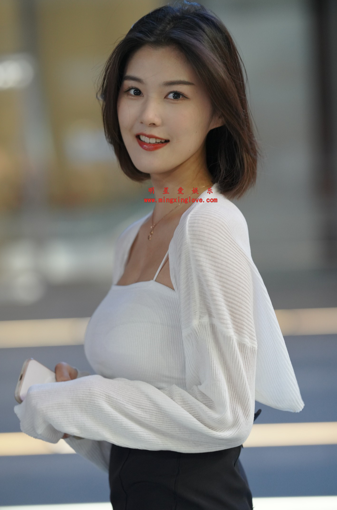 百万粉丝网红车模程儿街拍花絮照片，大尺度爆乳露胸、超短裤美腿，放大可看清肌肤纹理，高清8K分辨率原图无修生图下载